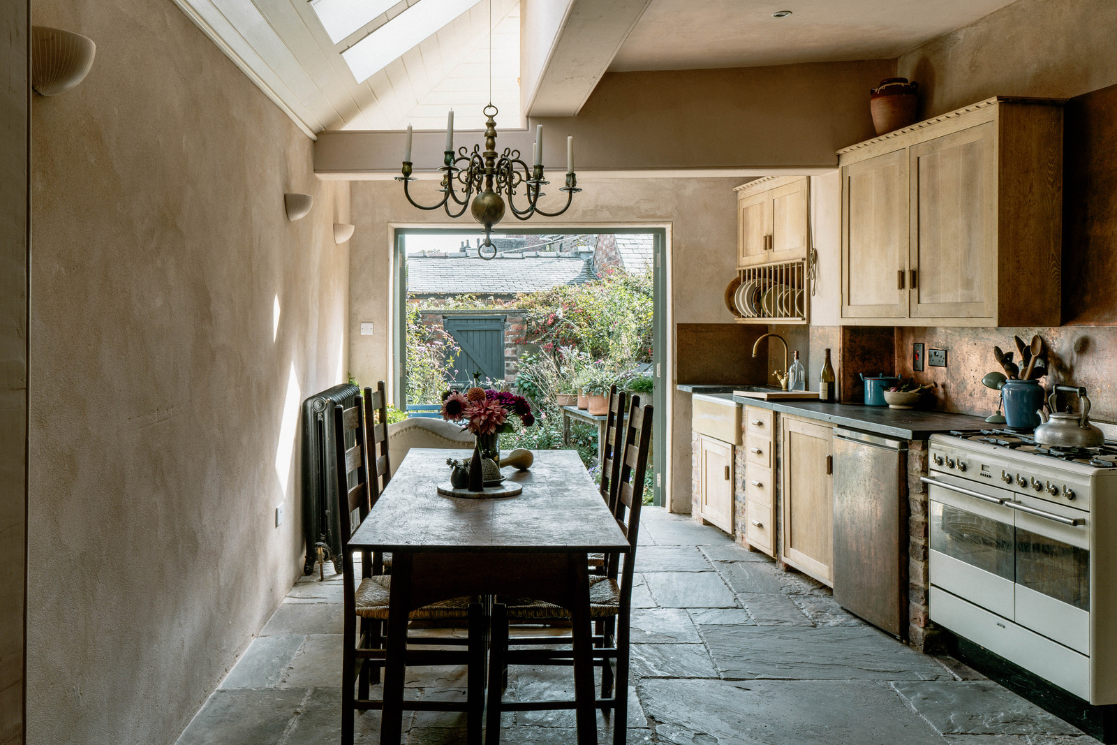 Une maison victorienne restaurée entre héritage ouvrier et matières naturelles