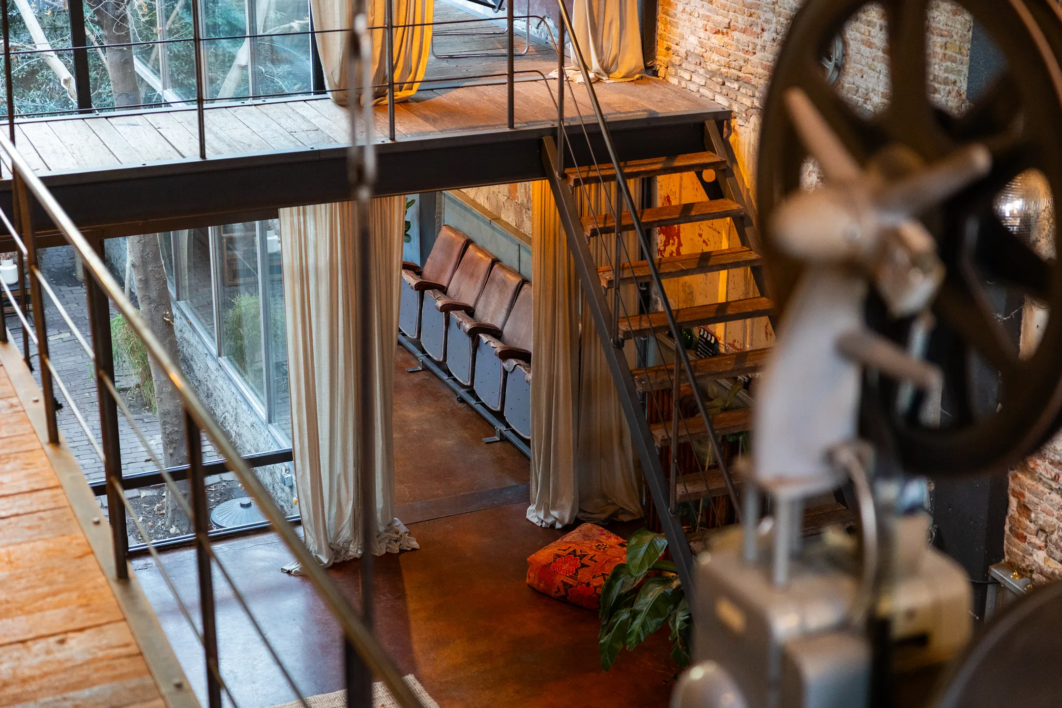 escalier et mezzanine acier et bois maison de ville dans ancien cinéma escalier et mezzanine acier et bois maison de ville dans ancien cinéma