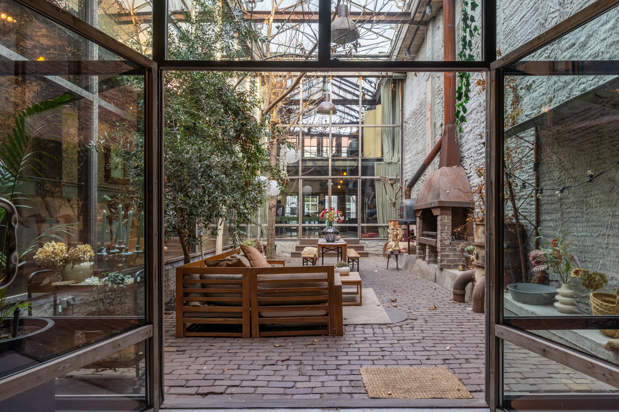 maison de ville avec cour dans ancien cinéma maison de ville avec cour dans ancien cinéma