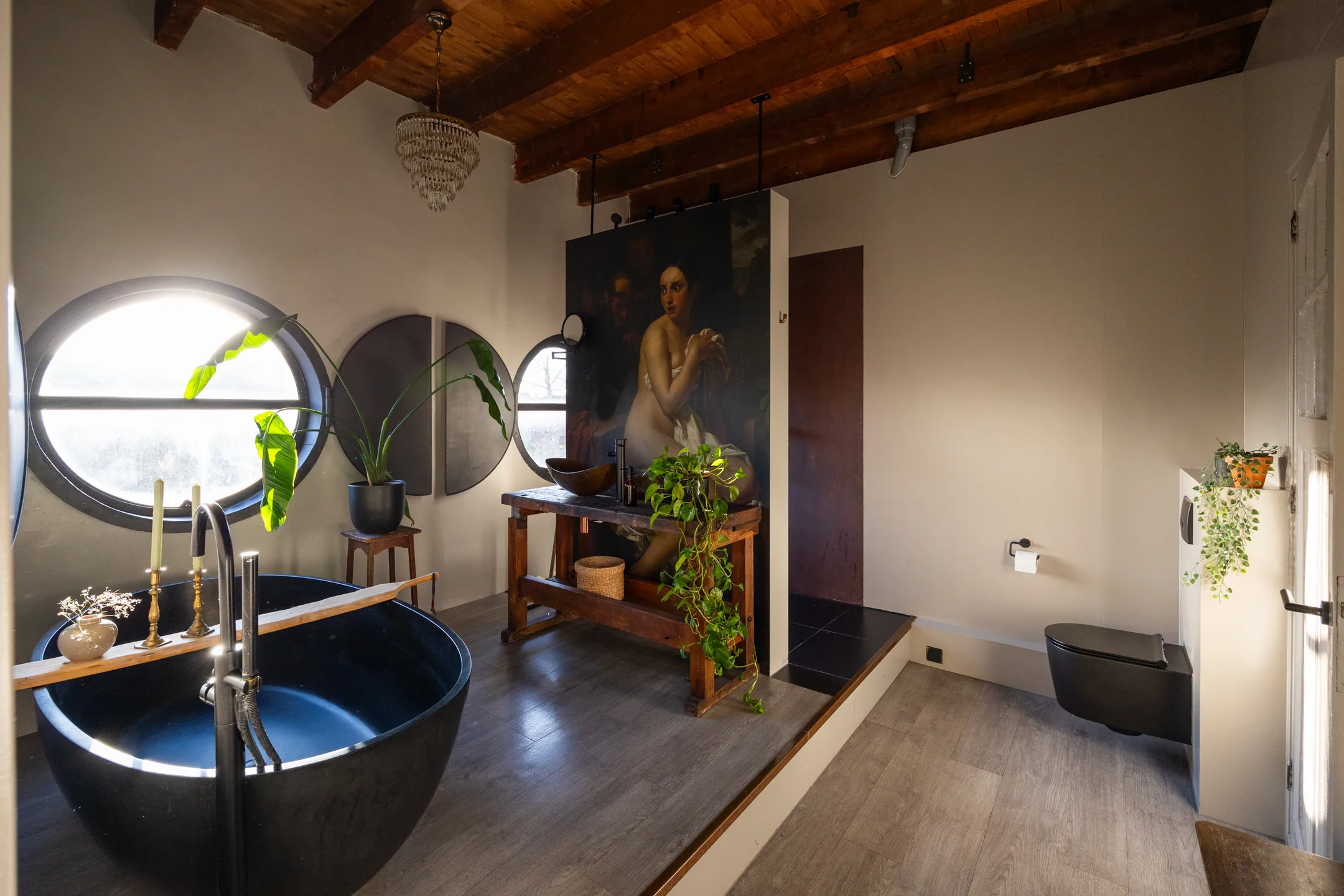 salle de bain baignoire îlot noire design plafond bois avec poutres salle de bain baignoire îlot noire design plafond bois avec poutres
