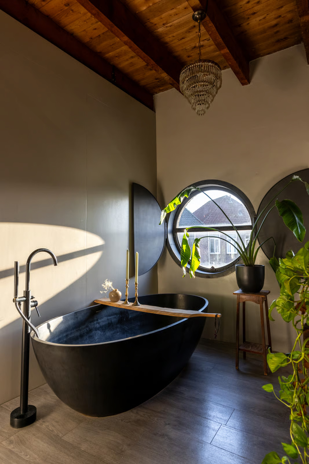 salle de bain design baignoire îlot noire plafond bois avec poutres salle de bain design baignoire îlot noire plafond bois avec poutres