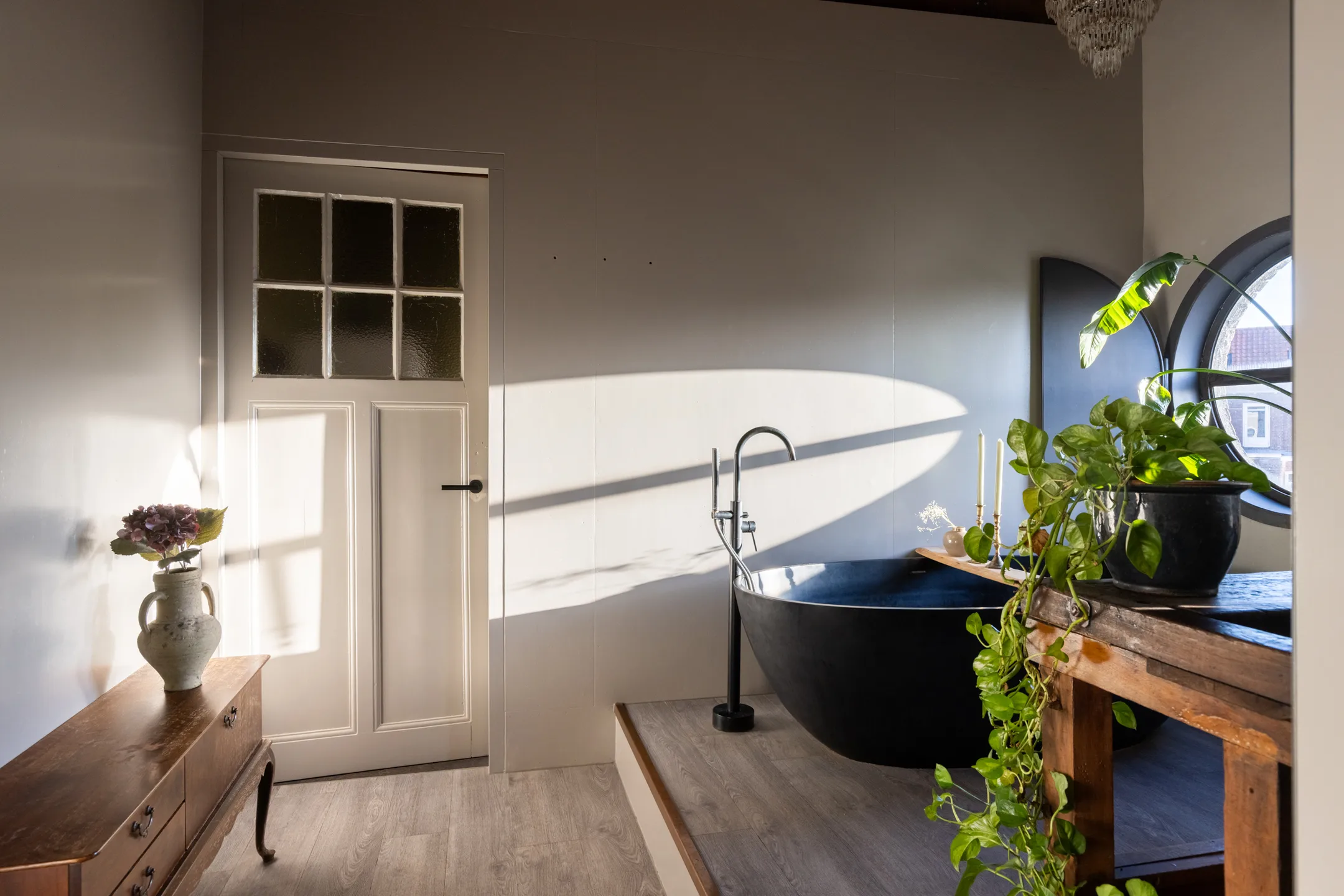 salle de bains design baignoire îlot noire plafond bois avec poutres salle de bains design baignoire îlot noire plafond bois avec poutres