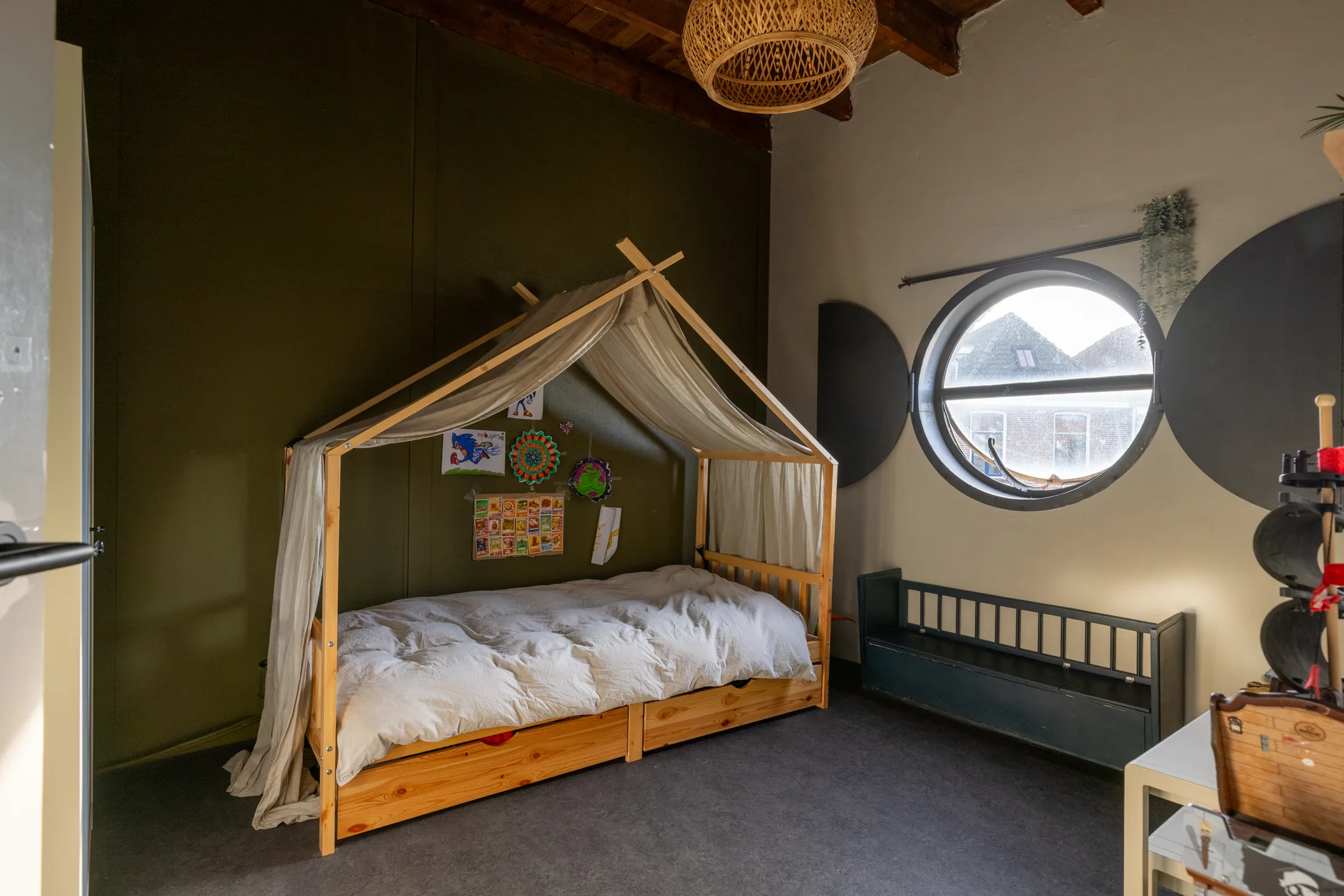 chambre enfant avec lit cabane fenêtre oeil de boeuf chambre enfant avec lit cabane fenêtre oeil de boeuf