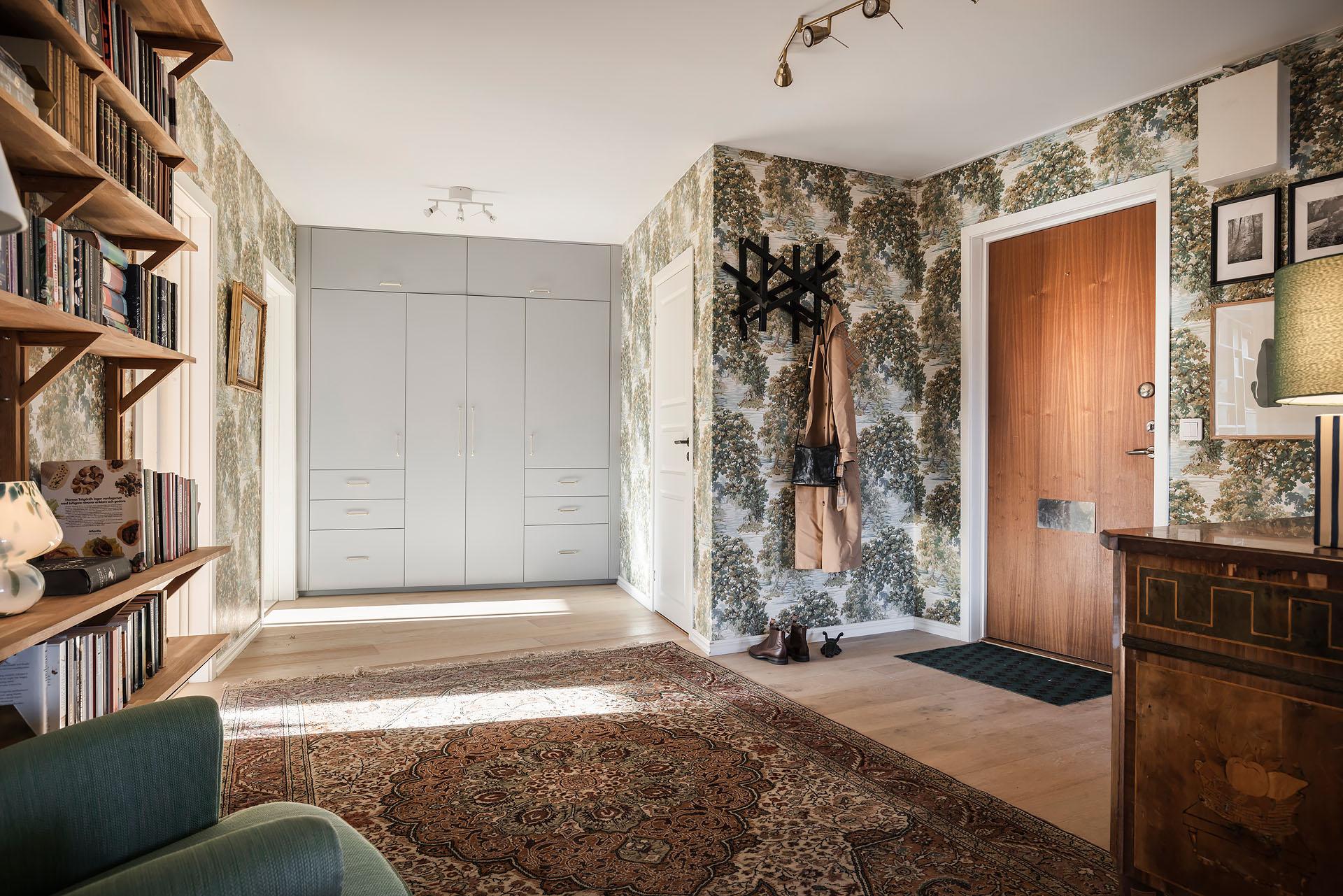 grande entrée appartement 94m2 décoration scandinave avec papier-peint grande entrée appartement 94m2 décoration scandinave avec papier-peint