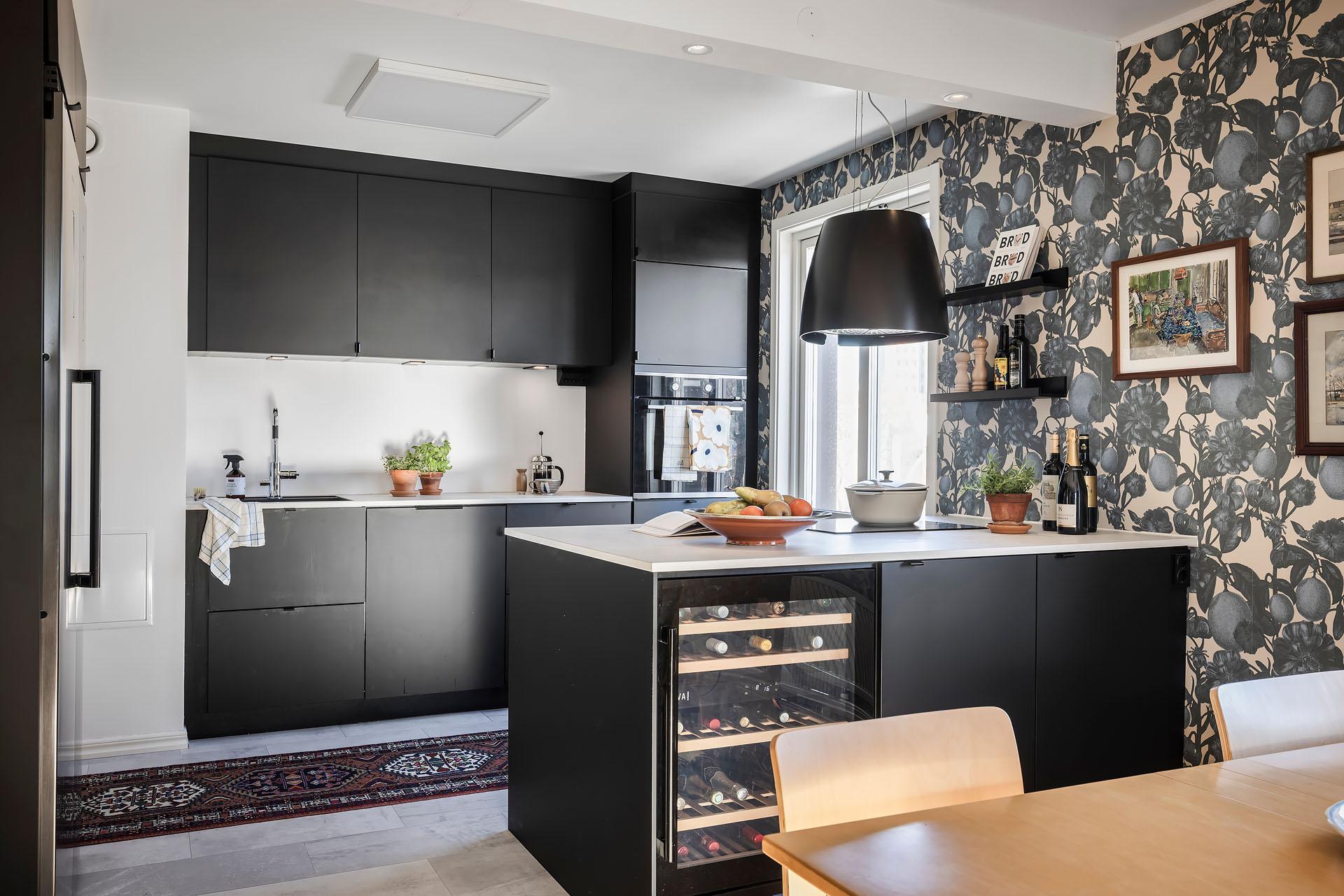 cuisine ouverte et salon appartement 94m2 décoration scandinave avec papier-peint cuisine ouverte et salon appartement 94m2 décoration scandinave avec papier-peint