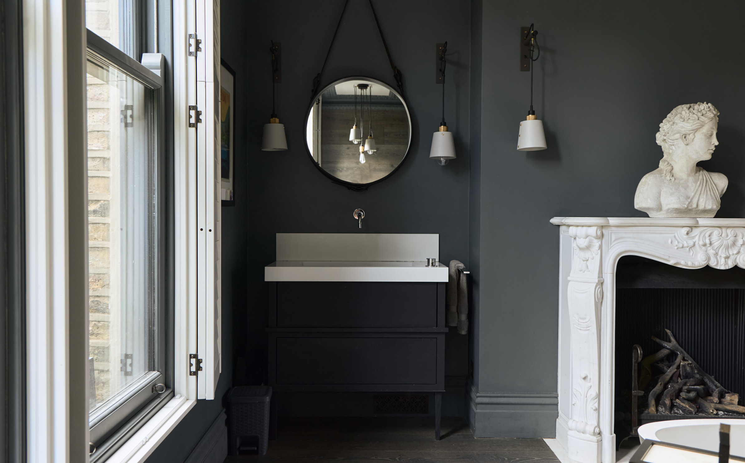 salle de bain design avec baignoire îlot et cheminée ancienne maison de ville victorienne Londres décoration contemporaine