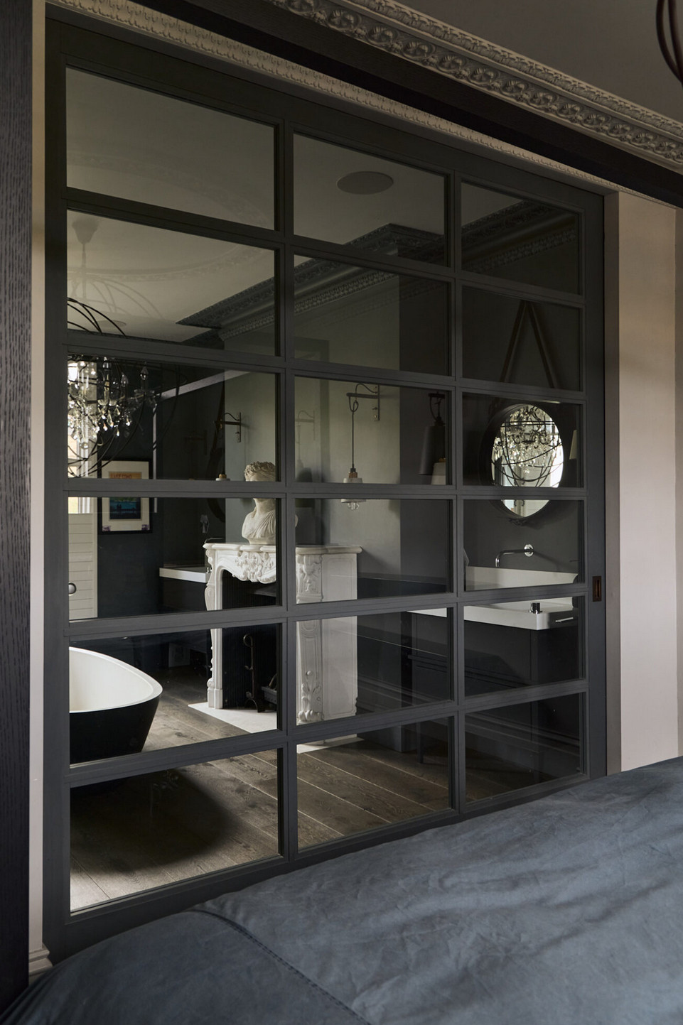 chambre avec verrière et salle de bain maison de ville victorienne Londres décoration contemporaine