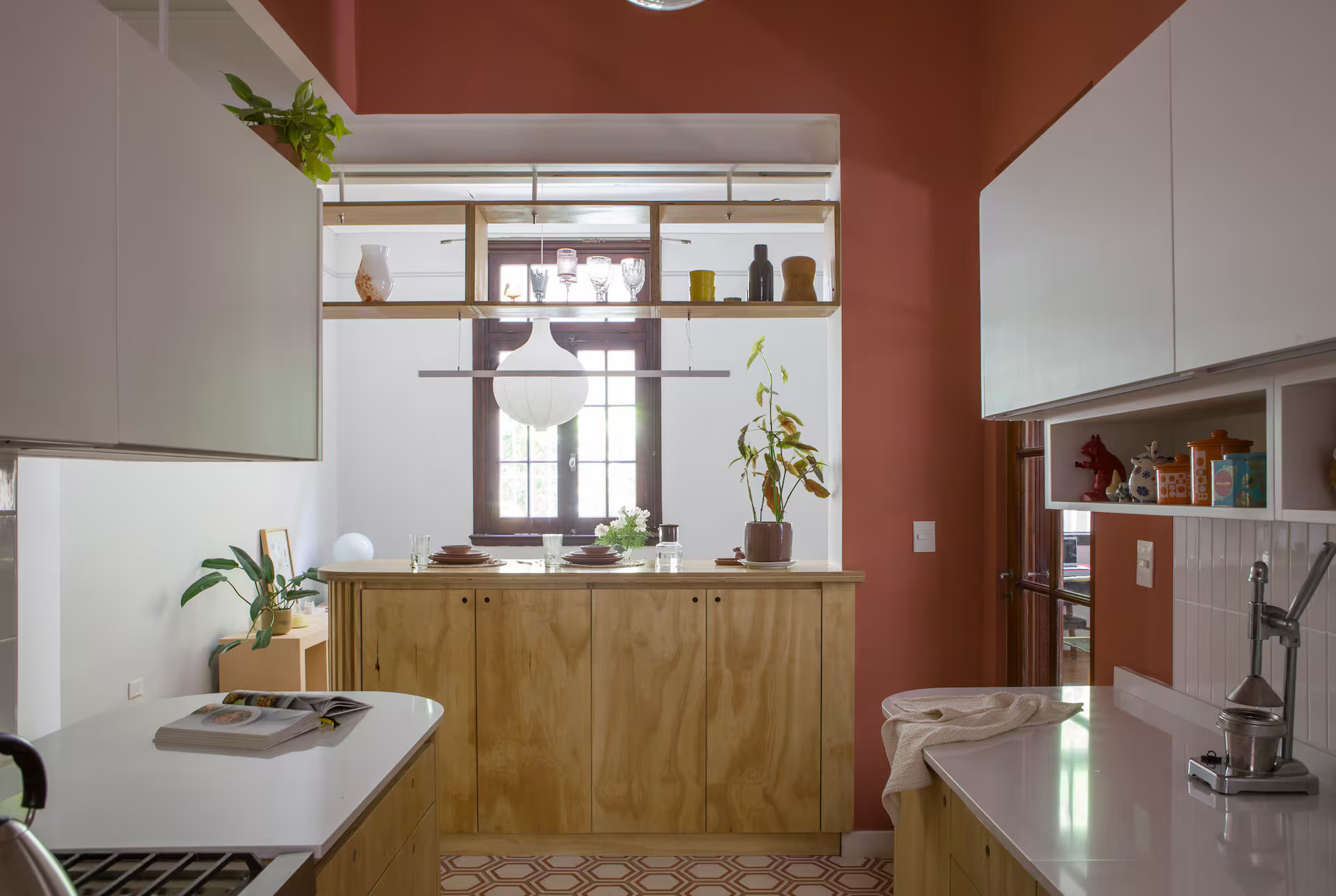 La rénovation d’un appartement centenaire avec vue sur un jardin intérieur