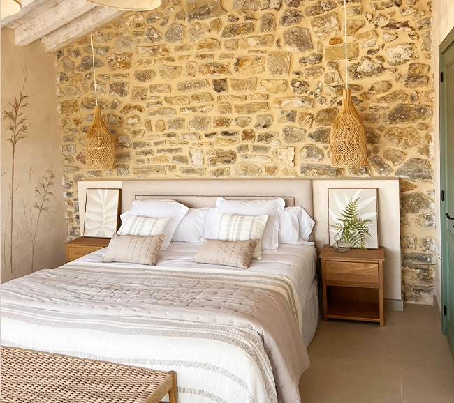 chambre mansardée décoration contemporaine maison centenaire en pierres rénovée "La Bendita" par Wishome