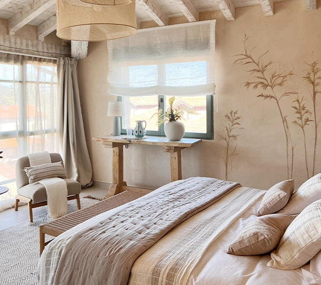 chambre avec poutres décoration contemporaine maison centenaire en pierres rénovée "La Bendita" par Wishome