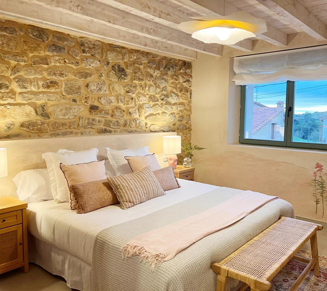 chambre décoration contemporaine maison centenaire en pierres rénovée "La Bendita" par Wishome