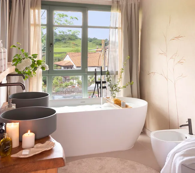 salle de bain avec fenêtre décoration contemporaine maison centenaire en pierres rénovée "La Bendita" par Wishome