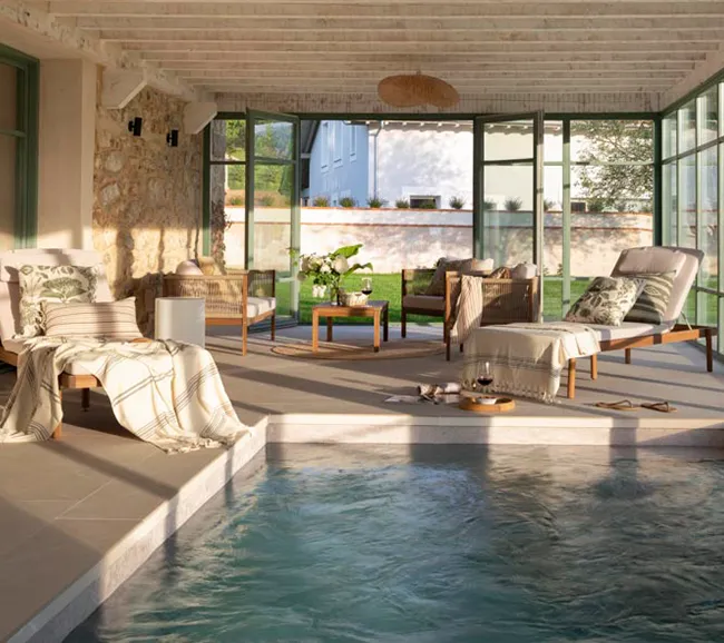 piscine intérieure dans véranda maison centenaire en pierres rénovée "La Bendita" par Wishome