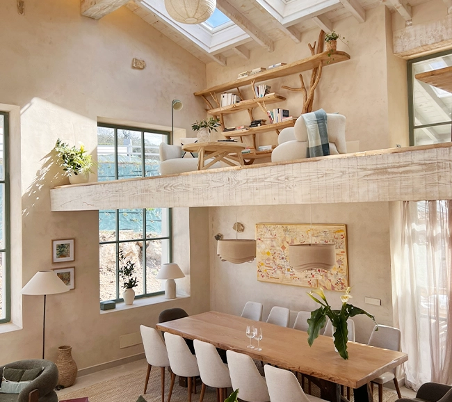 salle à manger avec mezzanine décoration contemporaine maison centenaire en pierres rénovée "La Bendita" par Wishome