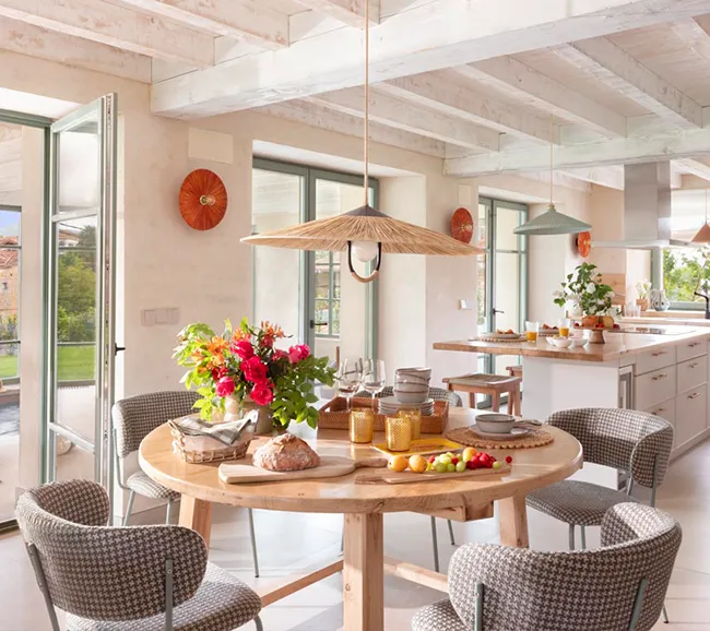 cuisine avec espace repas décoration contemporaine maison centenaire en pierres rénovée "La Bendita" par Wishome