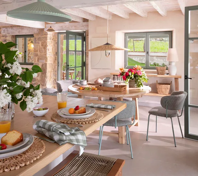 cuisine avec espace repas décoration contemporaine maison centenaire en pierres rénovée "La Bendita" par Wishome