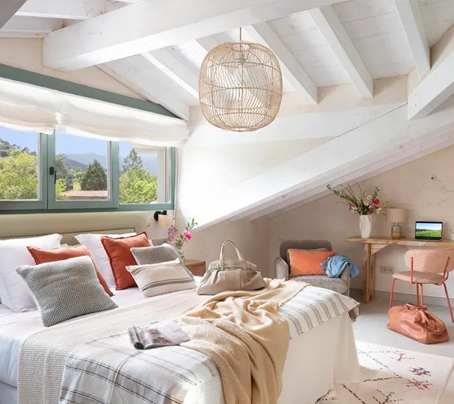 chambre mansardée avec poutres blanches décoration contemporaine maison centenaire en pierres rénovée "La Bendita" par Wishome