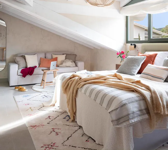 chambre mansardée décoration contemporaine maison centenaire en pierres rénovée "La Bendita" par Wishome