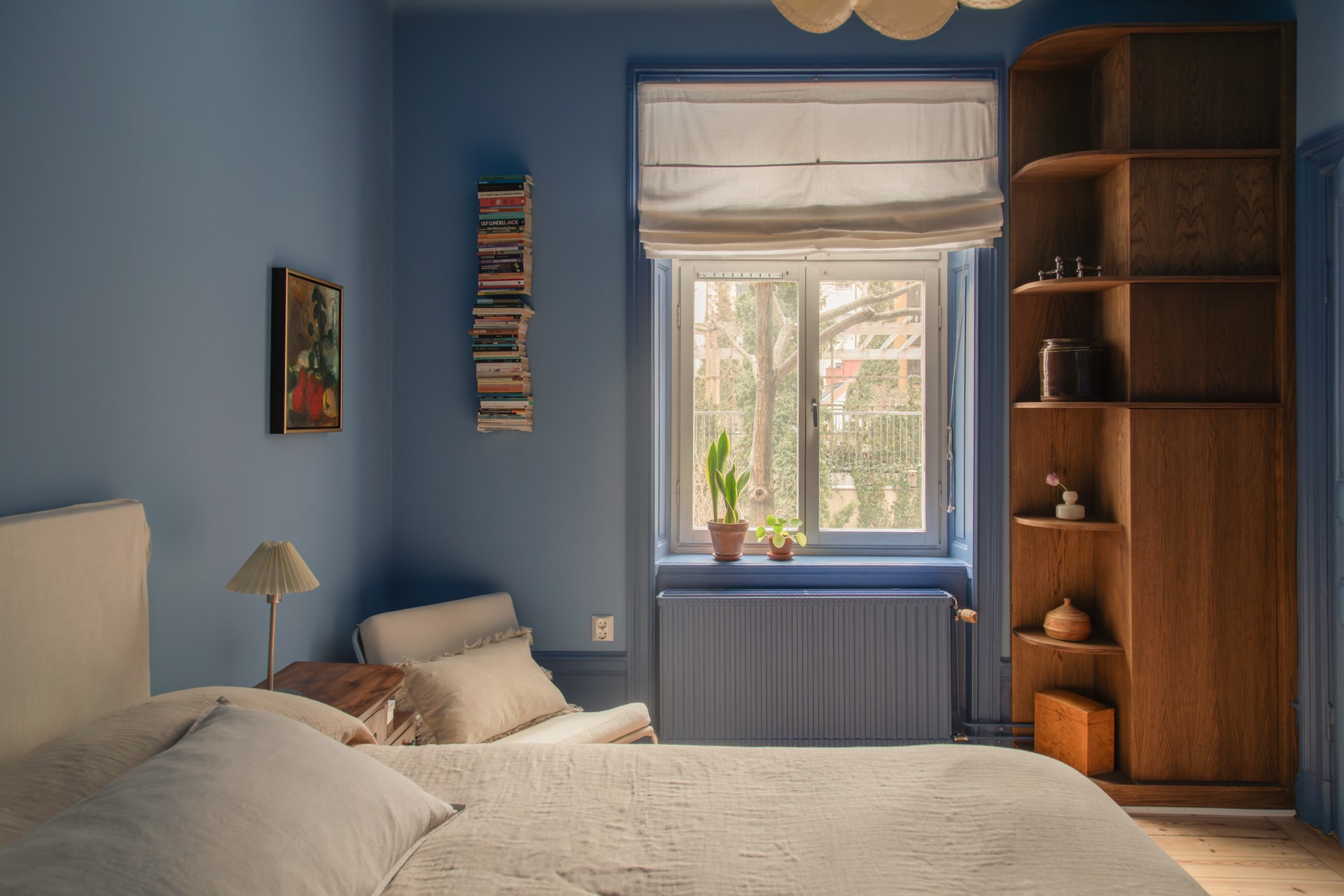 chambre murs bleus décoration scandinave appartement deux-pièces 48m2 style vintage dans immeuble du 19e siècle chambre murs bleus décoration scandinave appartement deux-pièces 48m2 style vintage dans immeuble du 19e siècle