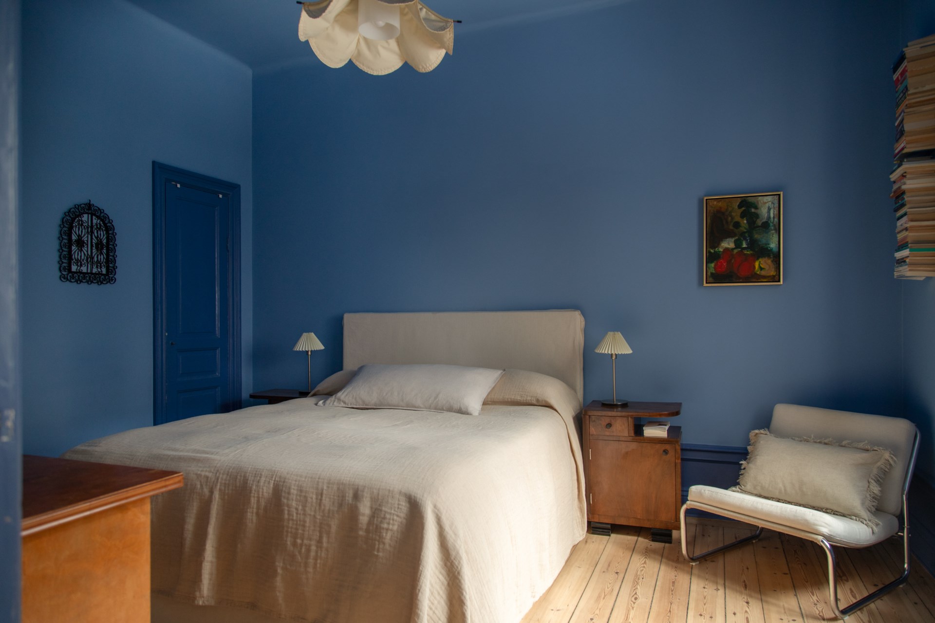 chambre murs bleus décoration scandinave appartement deux-pièces 48m2 style vintage dans immeuble du 19e siècle chambre murs bleus décoration scandinave appartement deux-pièces 48m2 style vintage dans immeuble du 19e siècle