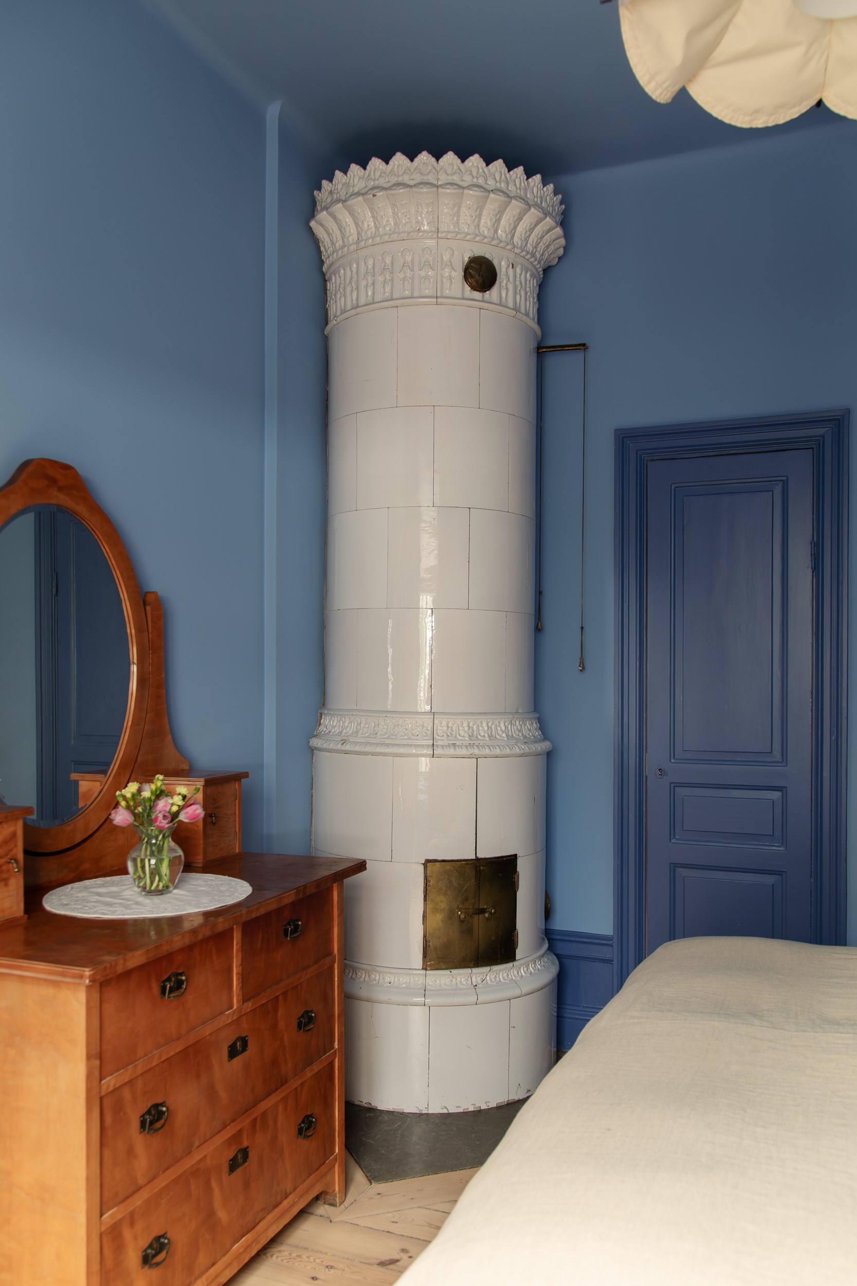 chambre murs bleus avec poêle ancien décoration scandinave appartement deux-pièces 48m2 style vintage dans immeuble du 19e siècle chambre murs bleus avec poêle ancien décoration scandinave appartement deux-pièces 48m2 style vintage dans immeuble du 19e siècle