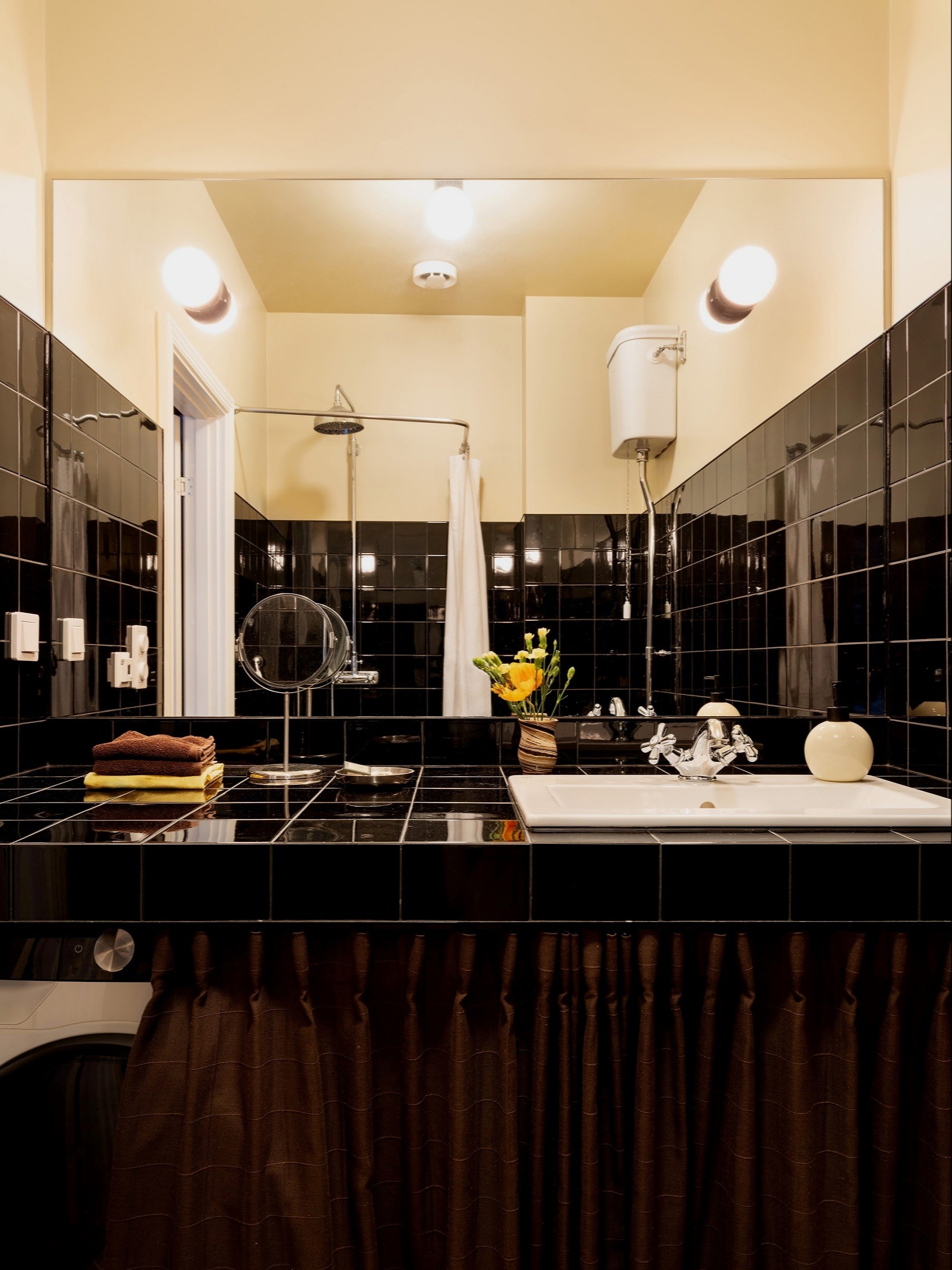 salle de bain noire et jaune décoration scandinave appartement deux-pièces 48m2 style vintage dans immeuble du 19e siècle salle de bain noire et jaune décoration scandinave appartement deux-pièces 48m2 style vintage dans immeuble du 19e siècle
