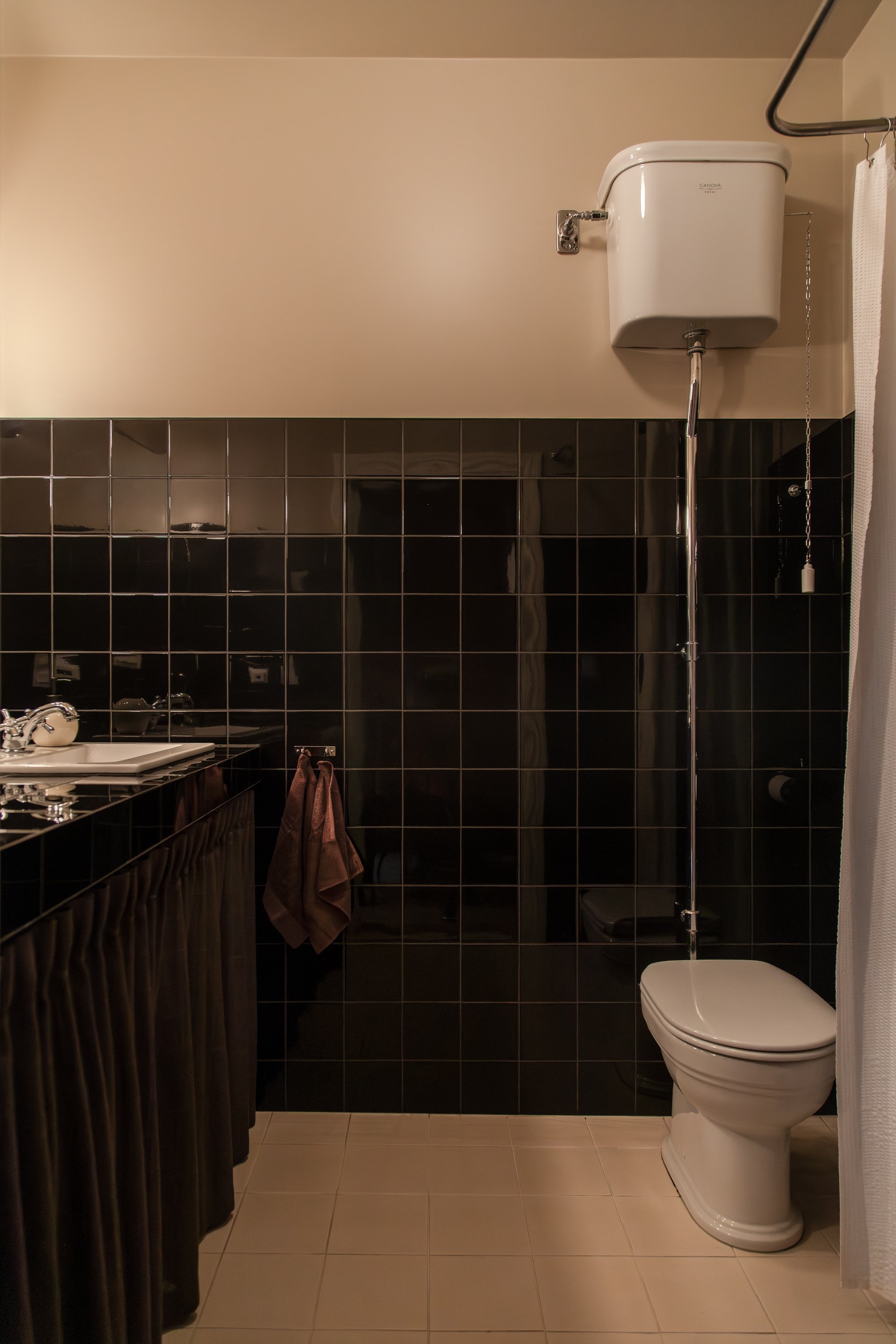 salle de bain noire et jaune décoration scandinave appartement deux-pièces 48m2 style vintage dans immeuble du 19e siècle salle de bain noire et jaune décoration scandinave appartement deux-pièces 48m2 style vintage dans immeuble du 19e siècle