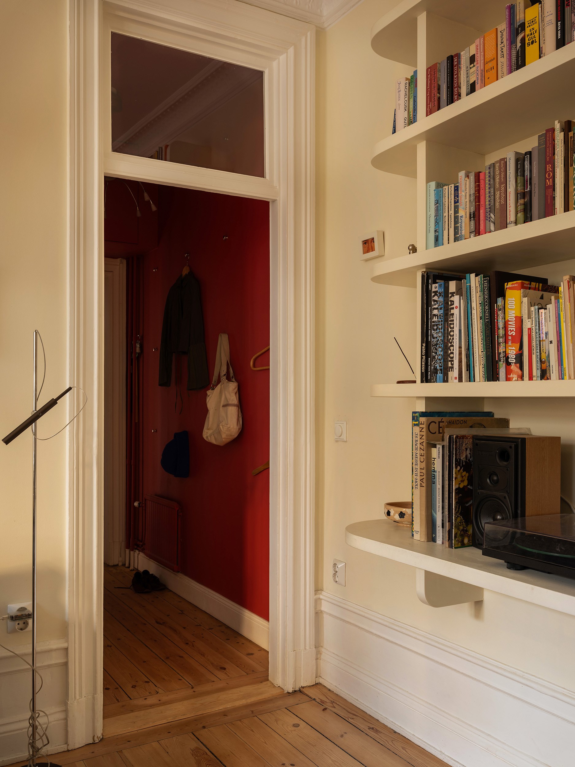 entrée murs rouges décoration scandinave appartement deux-pièces 48m2 style vintage dans immeuble du 19e siècle entrée murs rouges décoration scandinave appartement deux-pièces 48m2 style vintage dans immeuble du 19e siècle