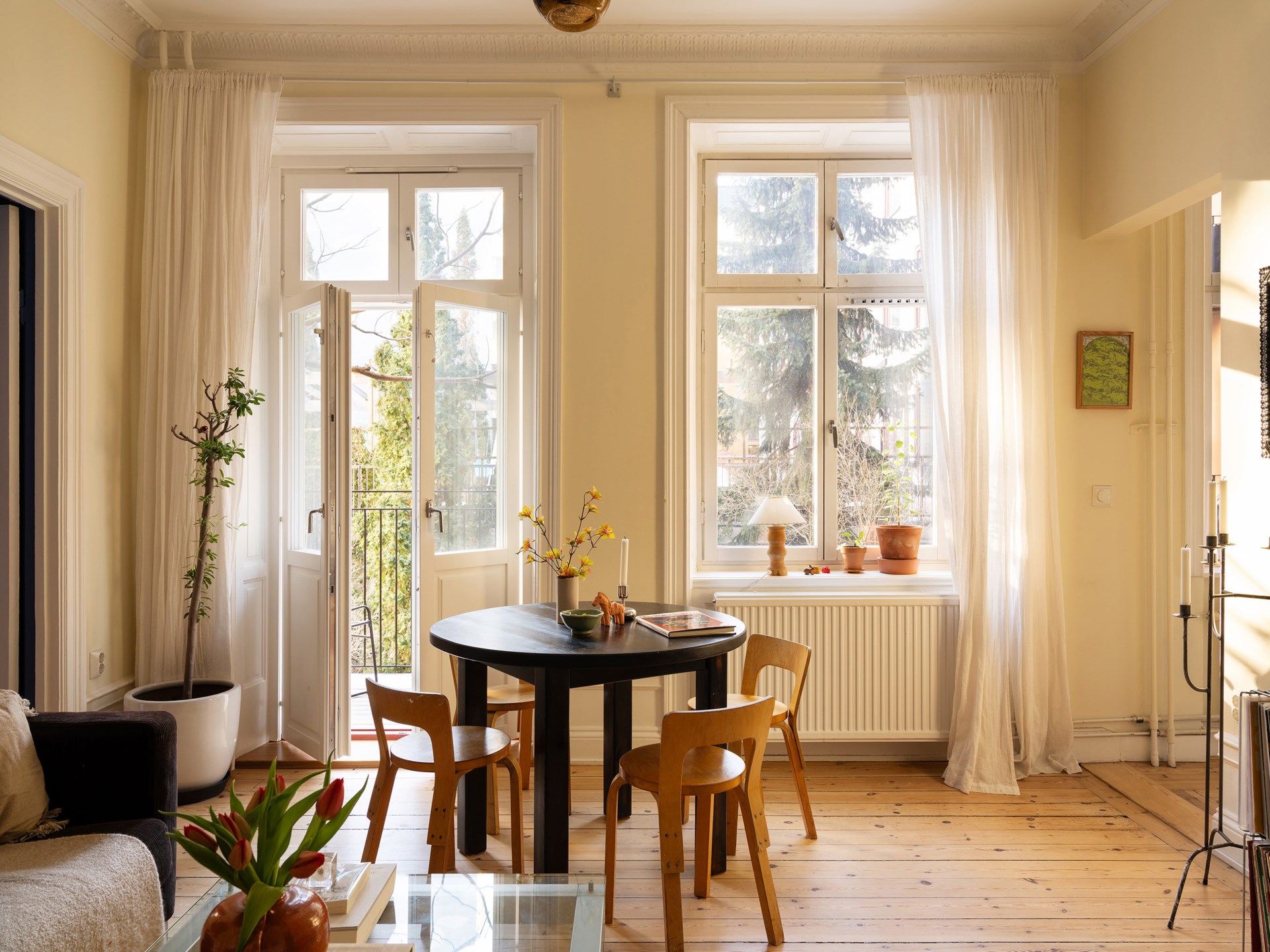 salon murs jaunes décoration scandinave appartement deux-pièces 48m2 style vintage dans immeuble du 19e siècle salon murs jaunes décoration scandinave appartement deux-pièces 48m2 style vintage dans immeuble du 19e siècle