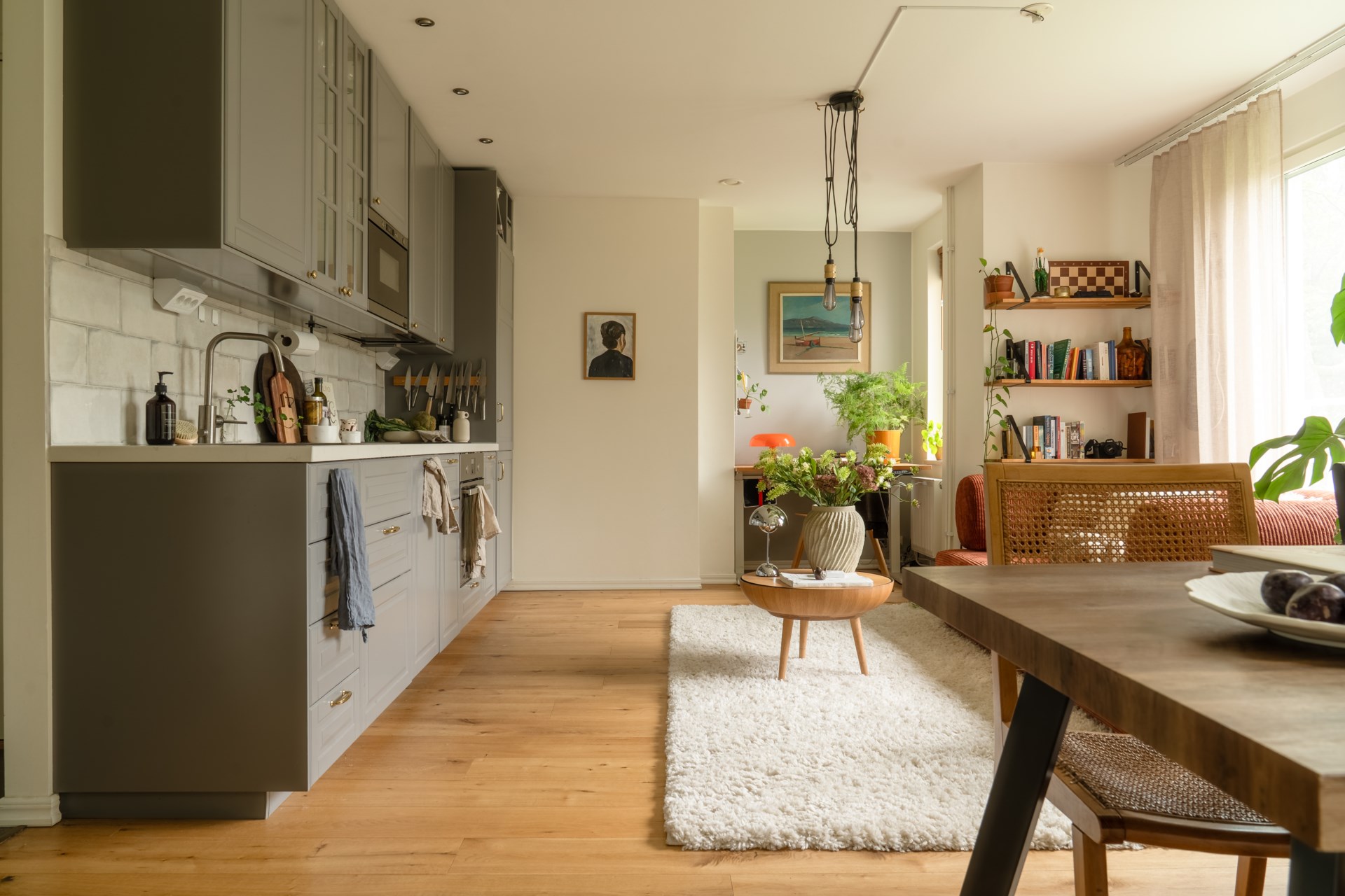 cuisine ouverte gris shaket salon et salle à manger décoration scandinave colorée deux-pièces 46m2