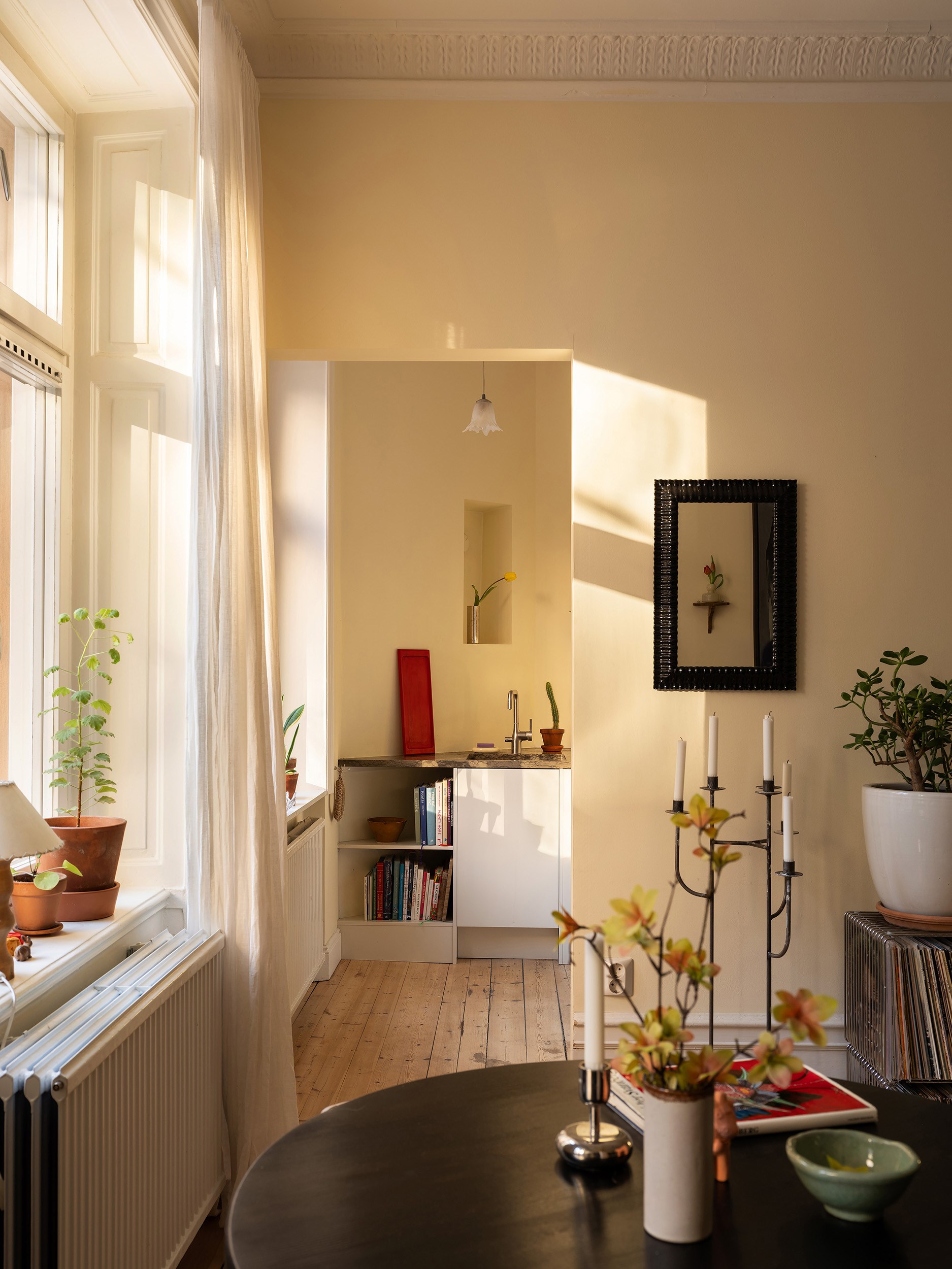 salon murs jaunes décoration scandinave appartement deux-pièces 48m2 style vintage dans immeuble du 19e siècle salon murs jaunes décoration scandinave appartement deux-pièces 48m2 style vintage dans immeuble du 19e siècle