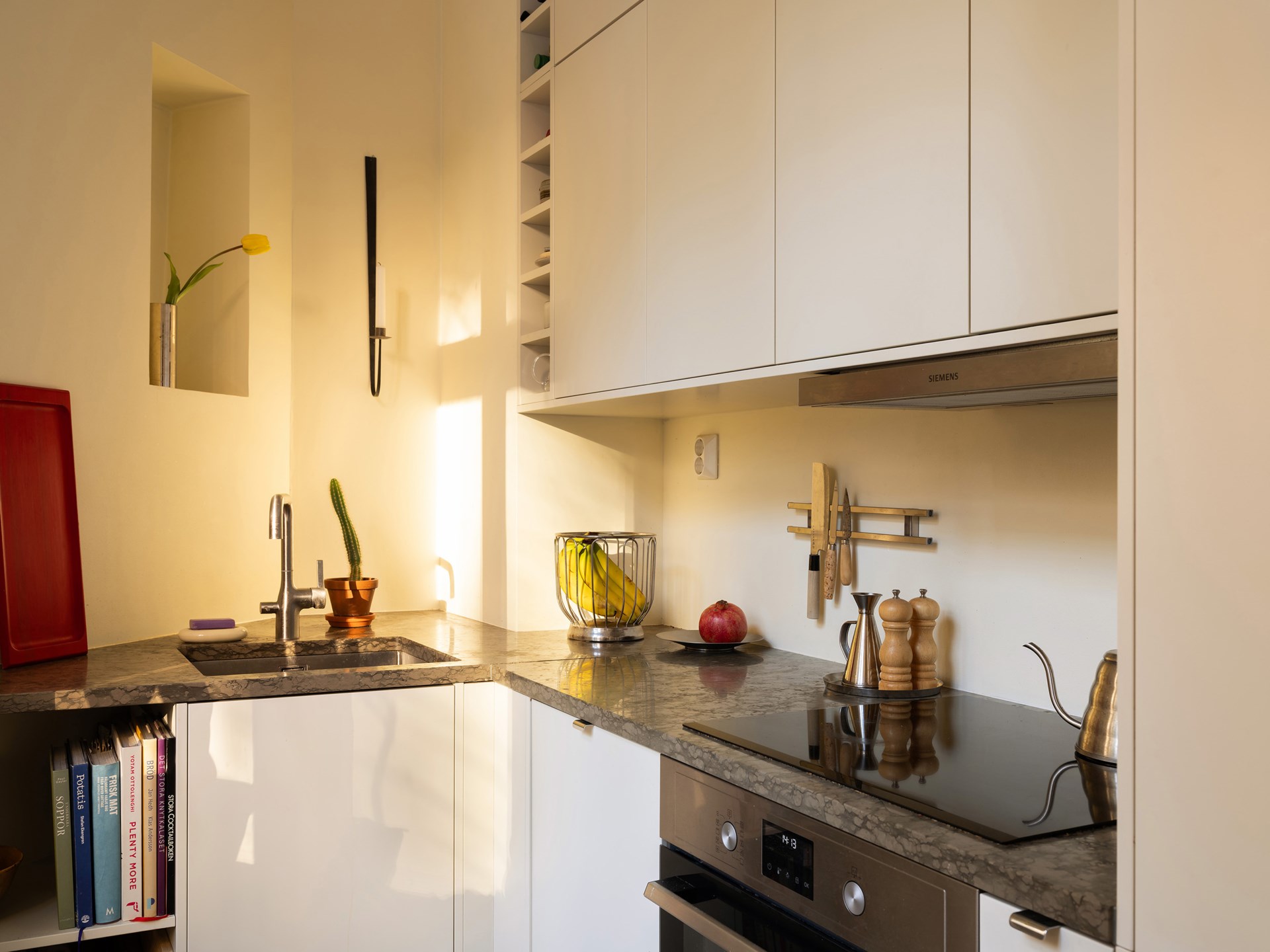petite cuisine en L décoration scandinave appartement deux-pièces 48m2 style vintage dans immeuble du 19e siècle petite cuisine en L décoration scandinave appartement deux-pièces 48m2 style vintage dans immeuble du 19e siècle