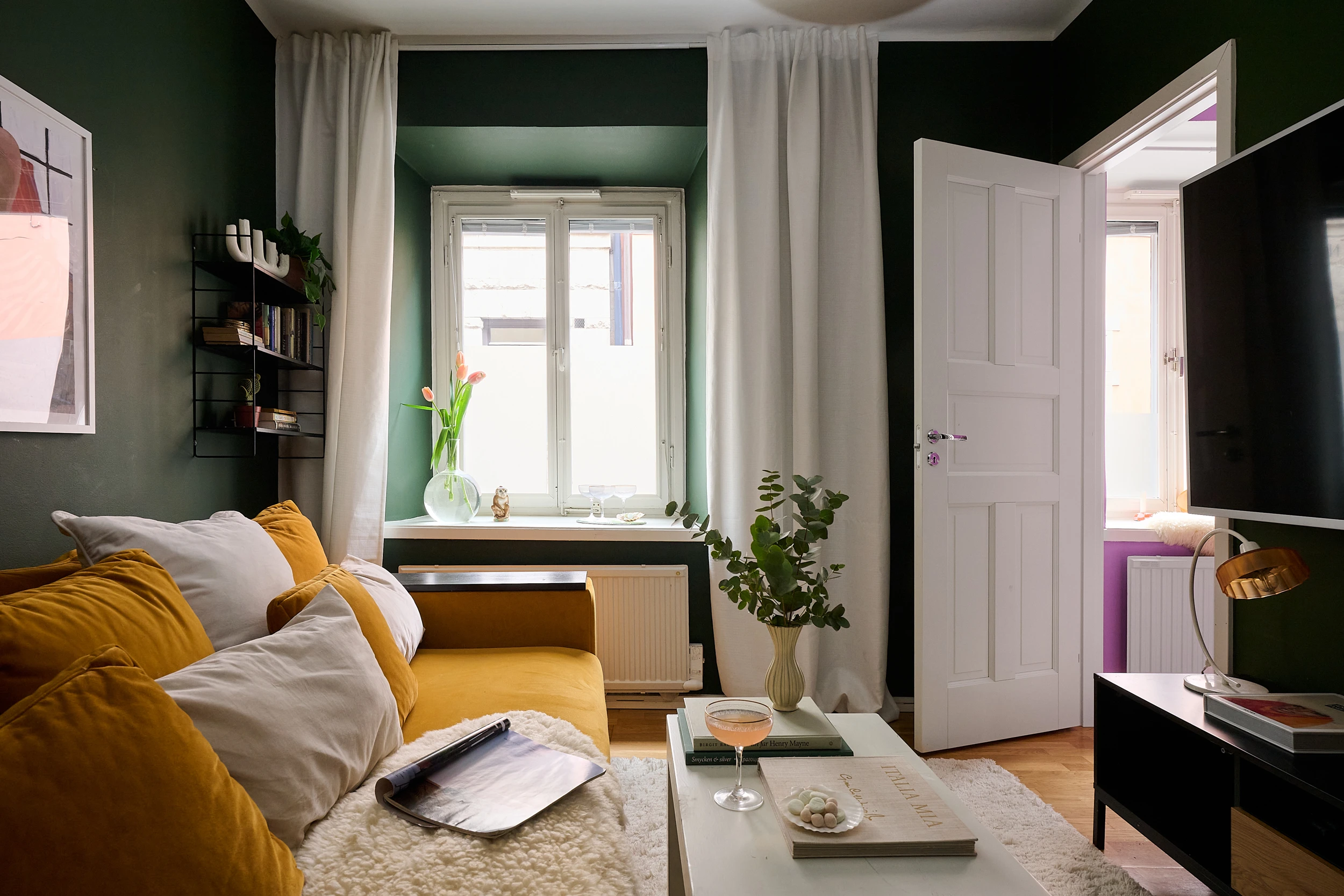 salon mur vert canapé jaune décoration scandinave salon mur vert canapé jaune décoration scandinave