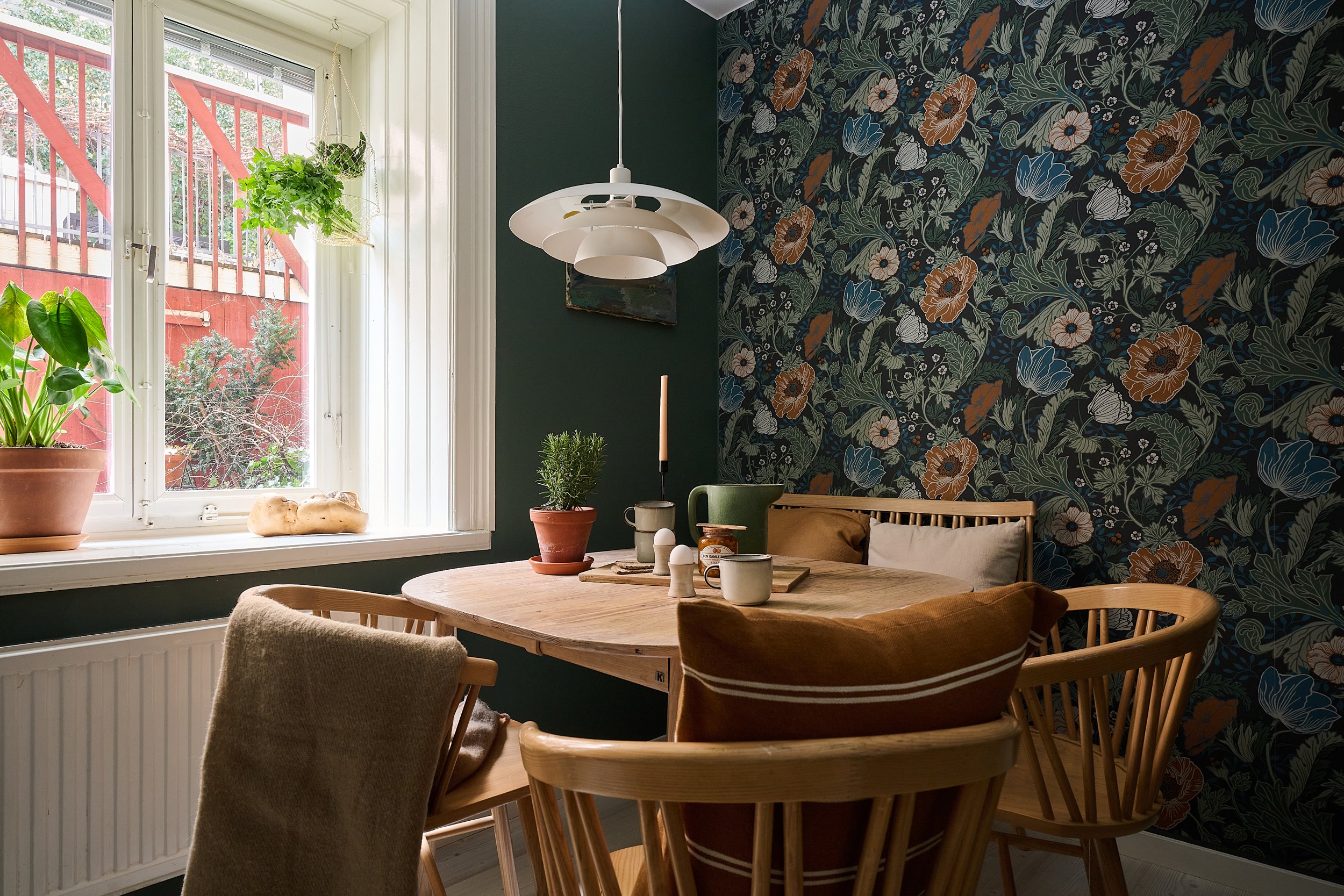 cuisine verte avec espace salle à manger décoration scandinave papier-peint Anemone de la collection Apelviken par Midbec Wallpapers cuisine verte avec espace salle à manger décoration scandinave papier-peint Anemone de la collection Apelviken par Midbec Wallpapers