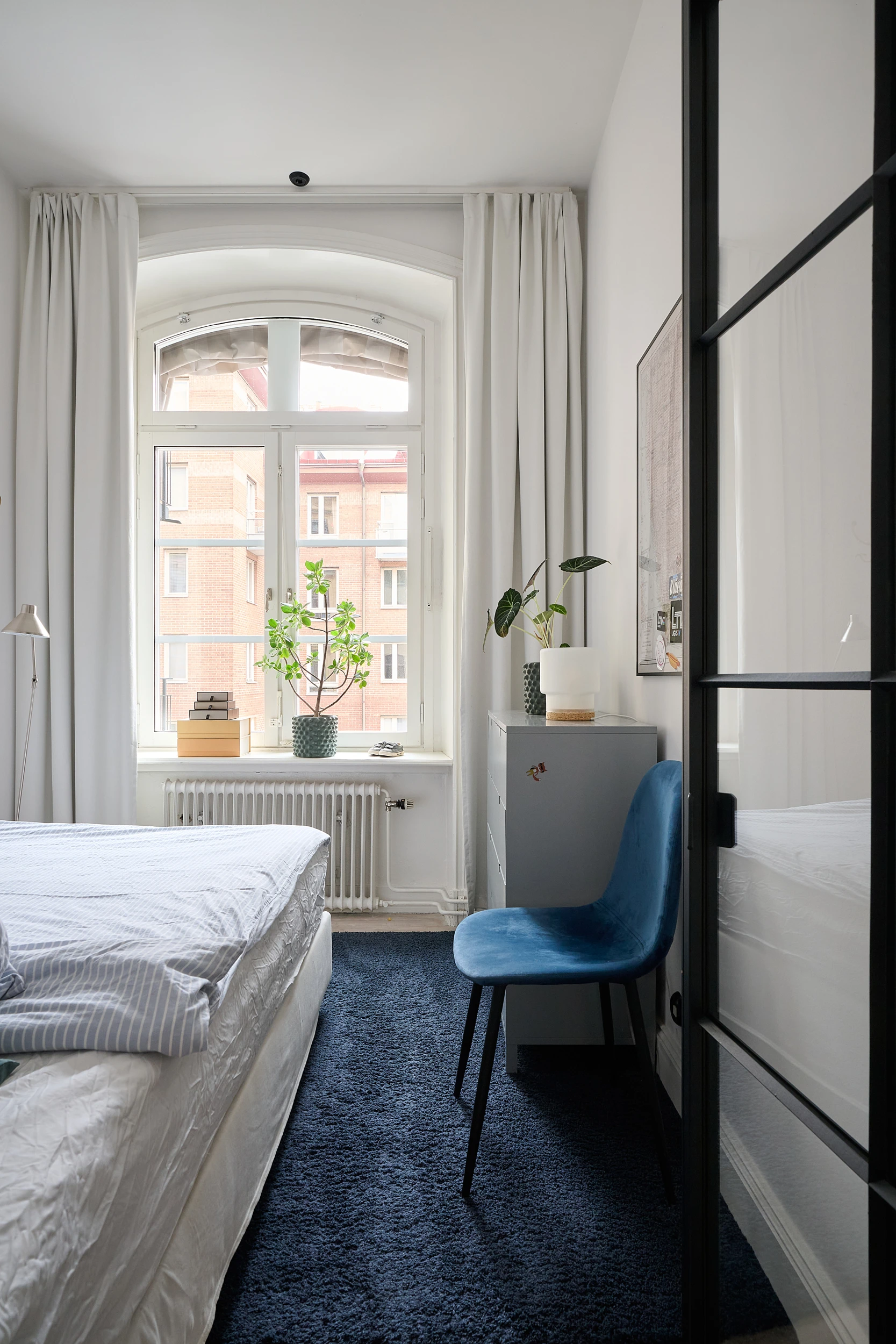 chambre décoration scandinave appartement rénové dans immeuble ancien Stockholm chambre décoration scandinave appartement rénové dans immeuble ancien Stockholm