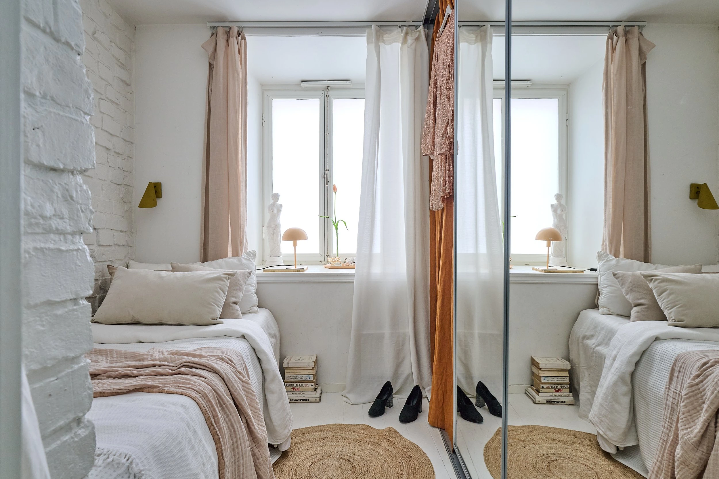 chambre blanche briques peintes avec placard miroir chambre blanche briques peintes avec placard miroir