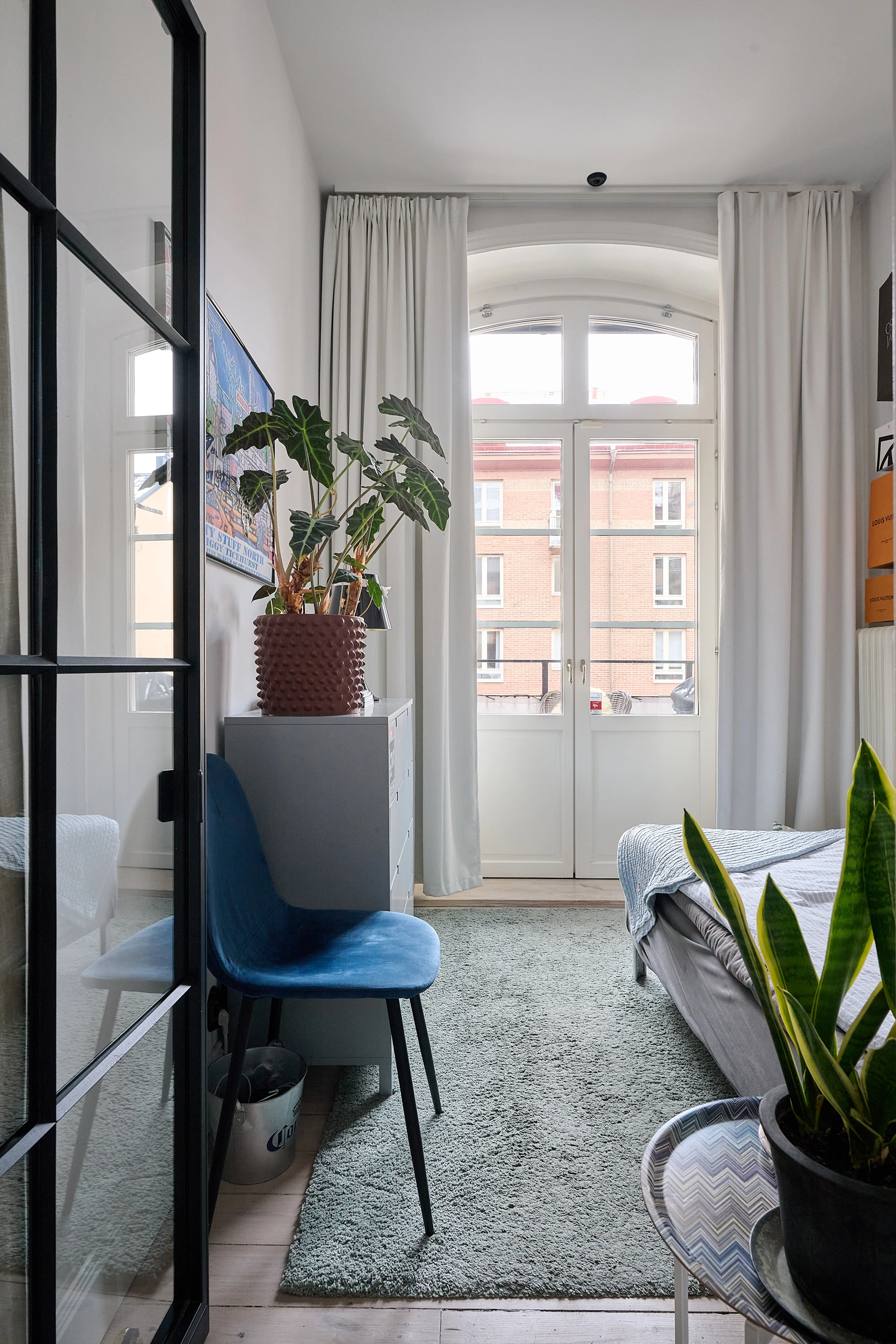 chambre décoration scandinave appartement rénové dans immeuble ancien Stockholm chambre décoration scandinave appartement rénové dans immeuble ancien Stockholm