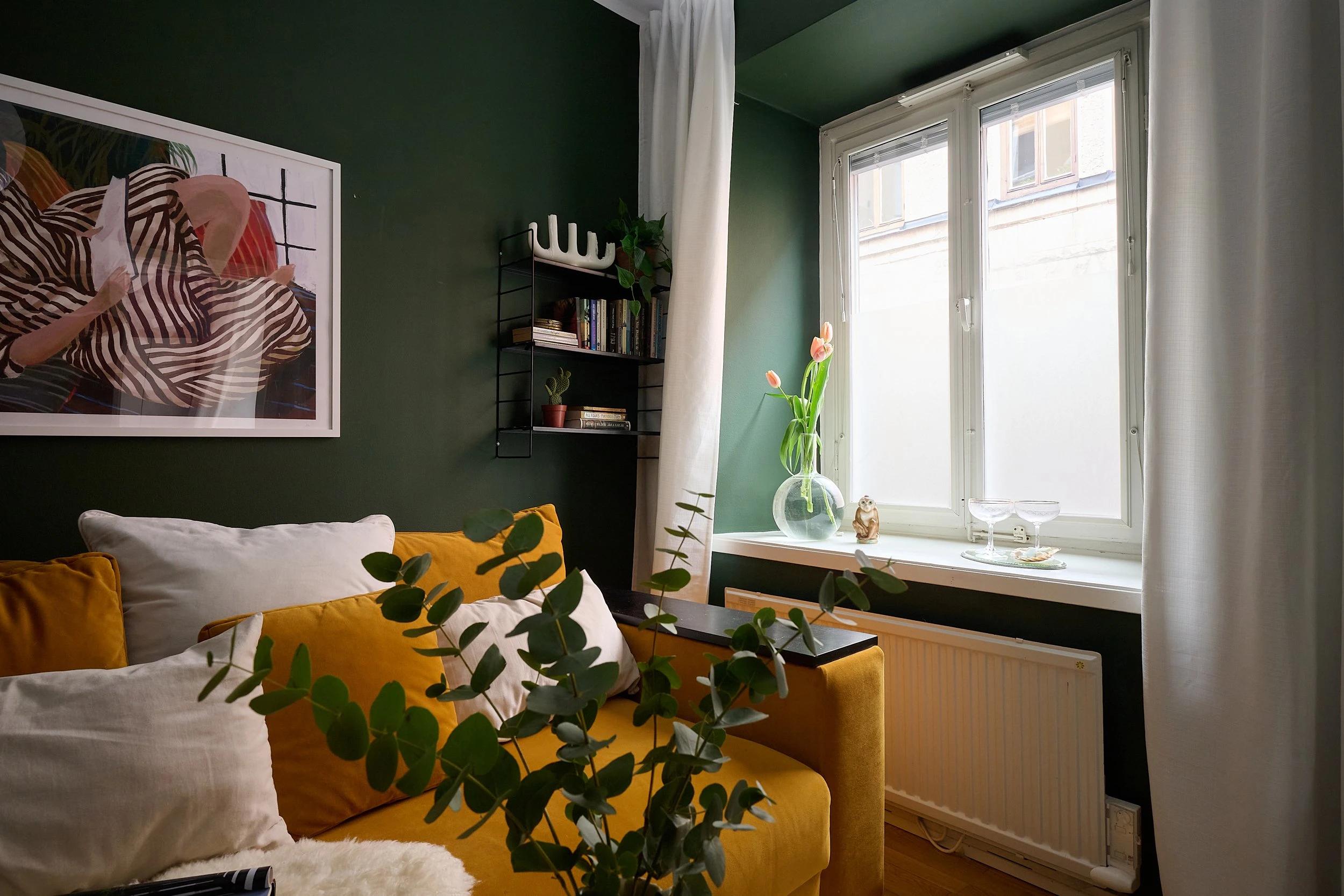 salon mur vert canapé jaune décoration scandinave salon mur vert canapé jaune décoration scandinave