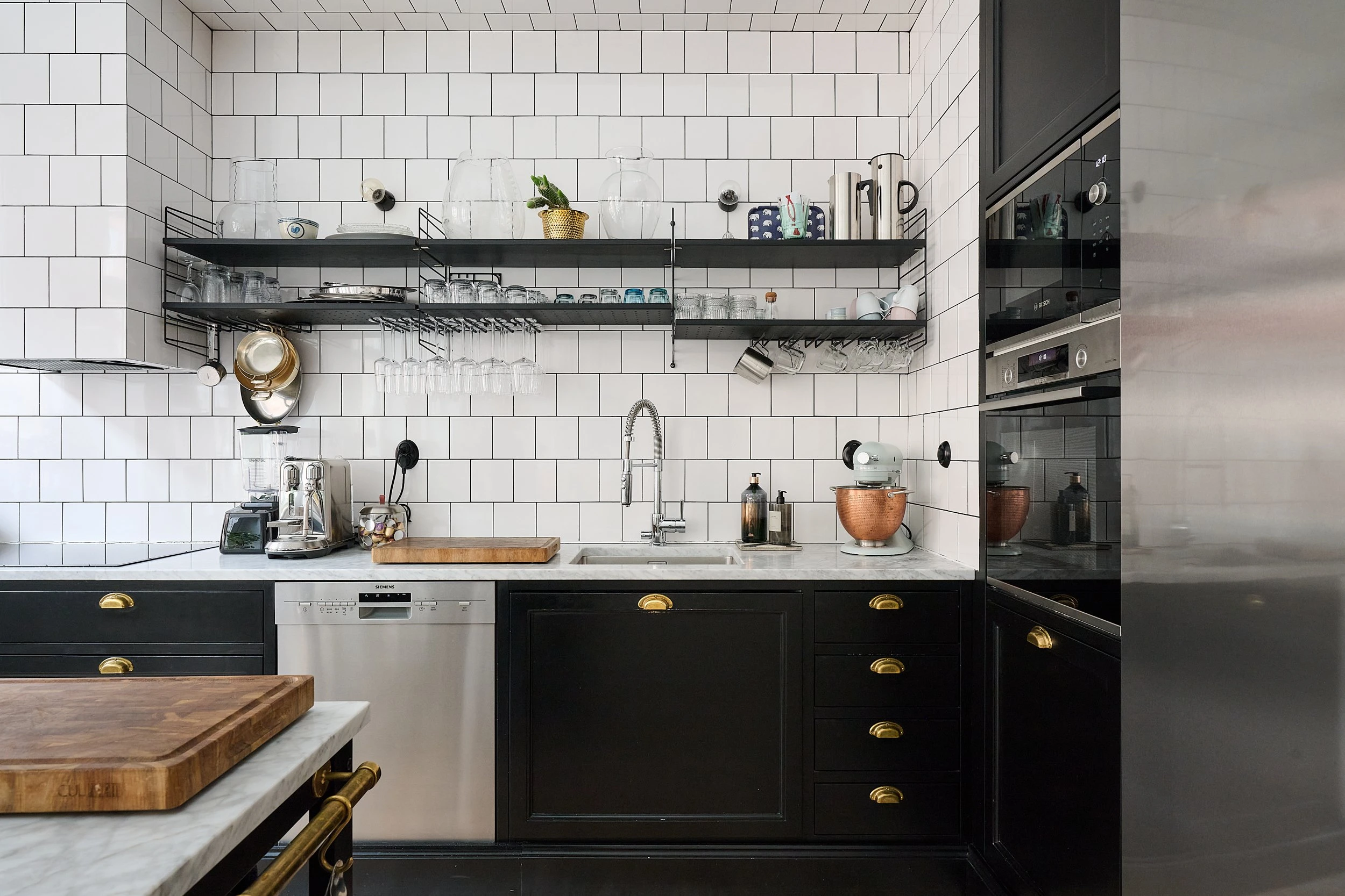 cuisine ouverte noire décoration scandinave appartement rénové dans immeuble ancien Stockholm cuisine ouverte noire décoration scandinave appartement rénové dans immeuble ancien Stockholm
