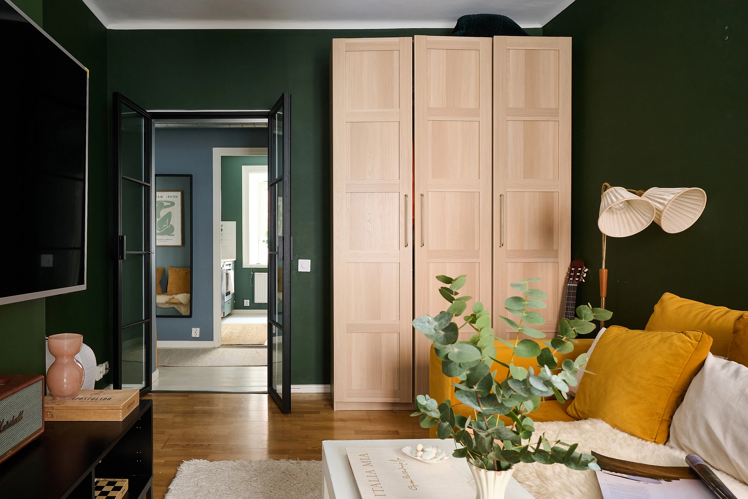 salon mur vert canapé jaune décoration scandinave armoire Pax Ikea salon mur vert canapé jaune décoration scandinave armoire Pax Ikea