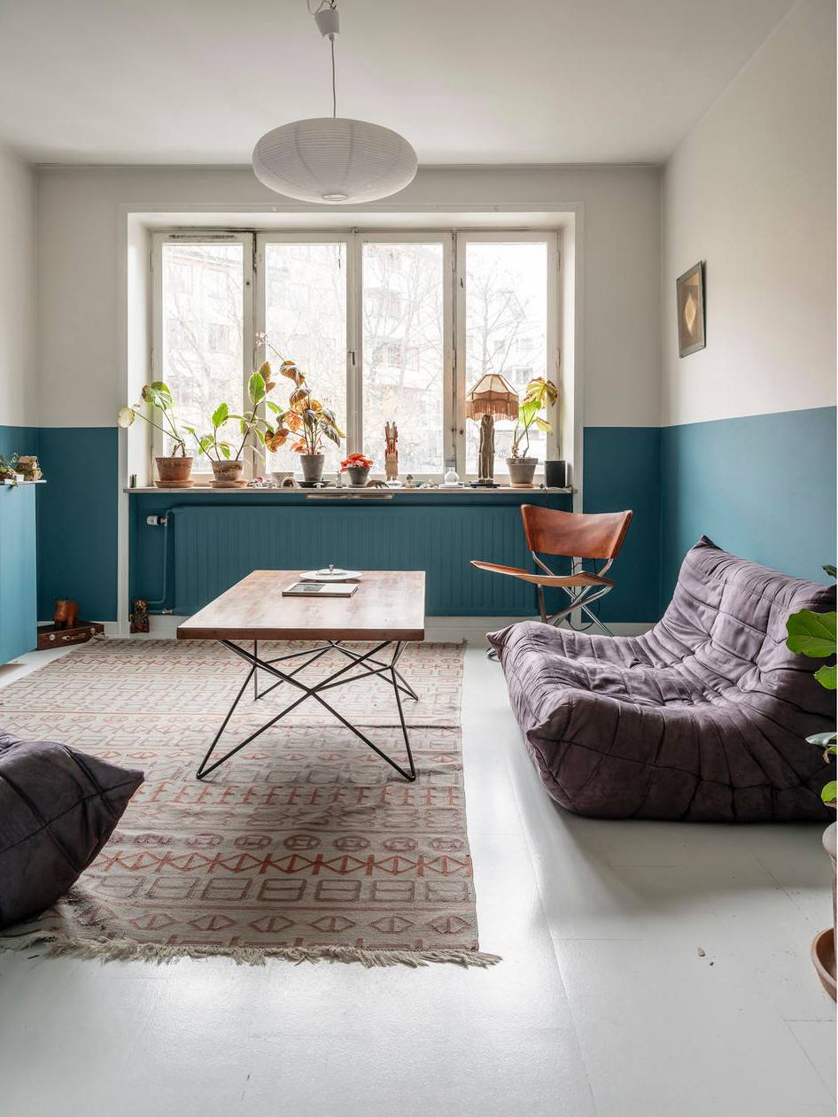 salon canapé Togo violet et murs bleus deux-pièces vintage de 44m2 style scandinave mid-century salon canapé Togo violet et murs bleus deux-pièces vintage de 44m2 style scandinave mid-century