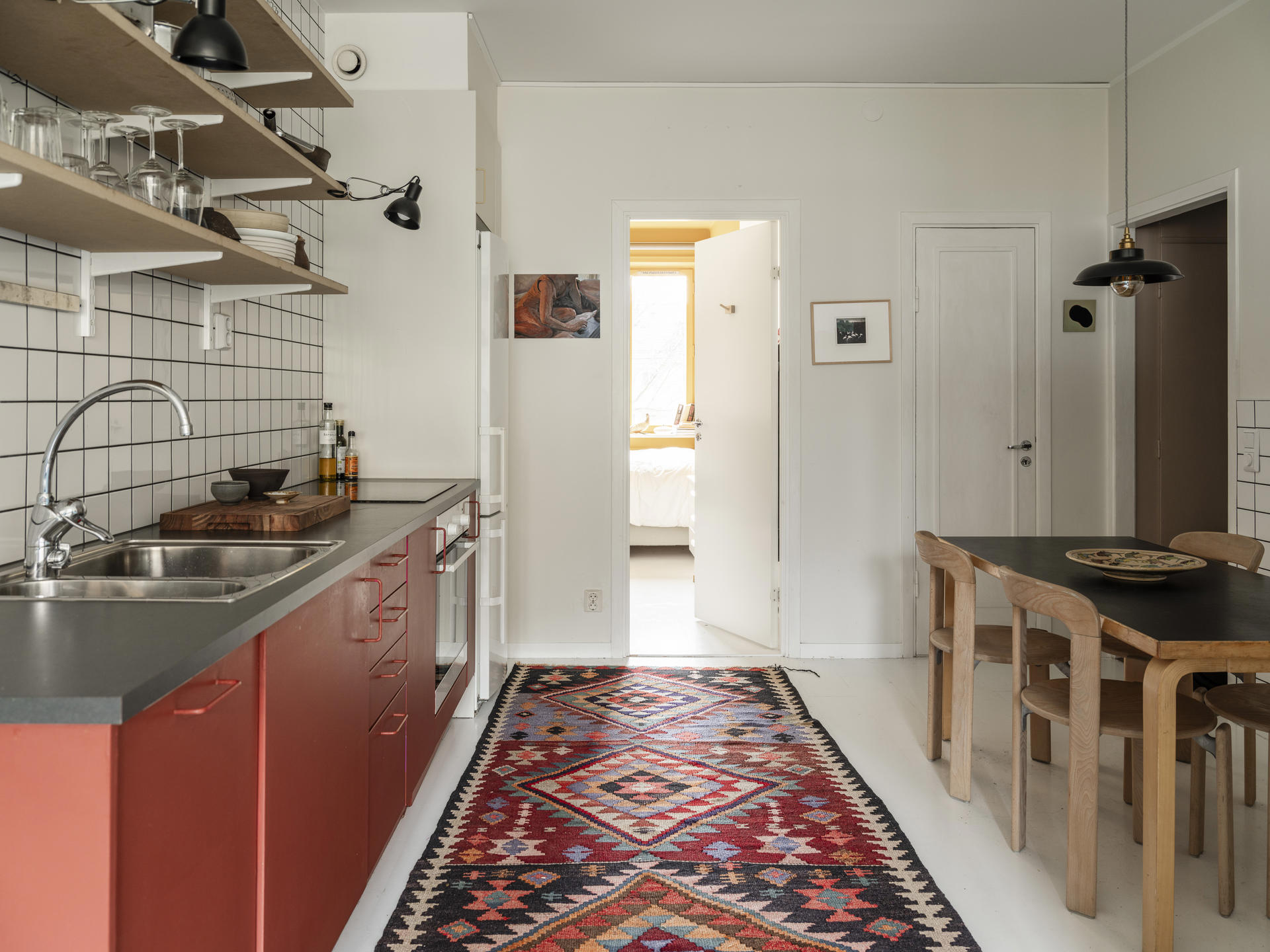 cuisine rouge brique tapis kilim deux-pièces vintage de 44m2 style scandinave mid-century cuisine rouge brique tapis kilim deux-pièces vintage de 44m2 style scandinave mid-century