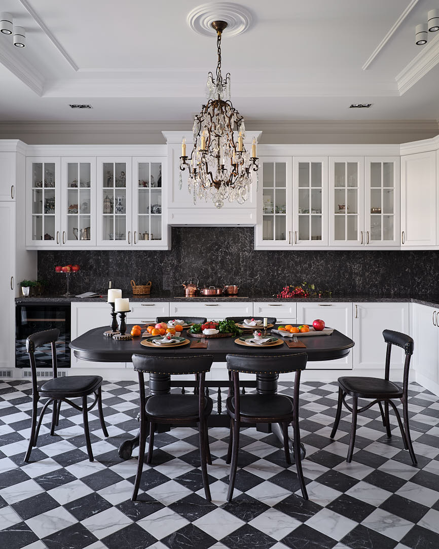 cuisine avec moulures et sol à damier noir et blanc appartement Kazakhstan décoration classique chic cuisine avec moulures et sol à damier noir et blanc appartement Kazakhstan décoration classique chic
