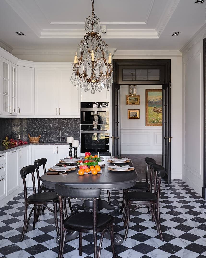cuisine avec moulures et sol à damier noir et blanc appartement Kazakhstan décoration classique chic cuisine avec moulures et sol à damier noir et blanc appartement Kazakhstan décoration classique chic