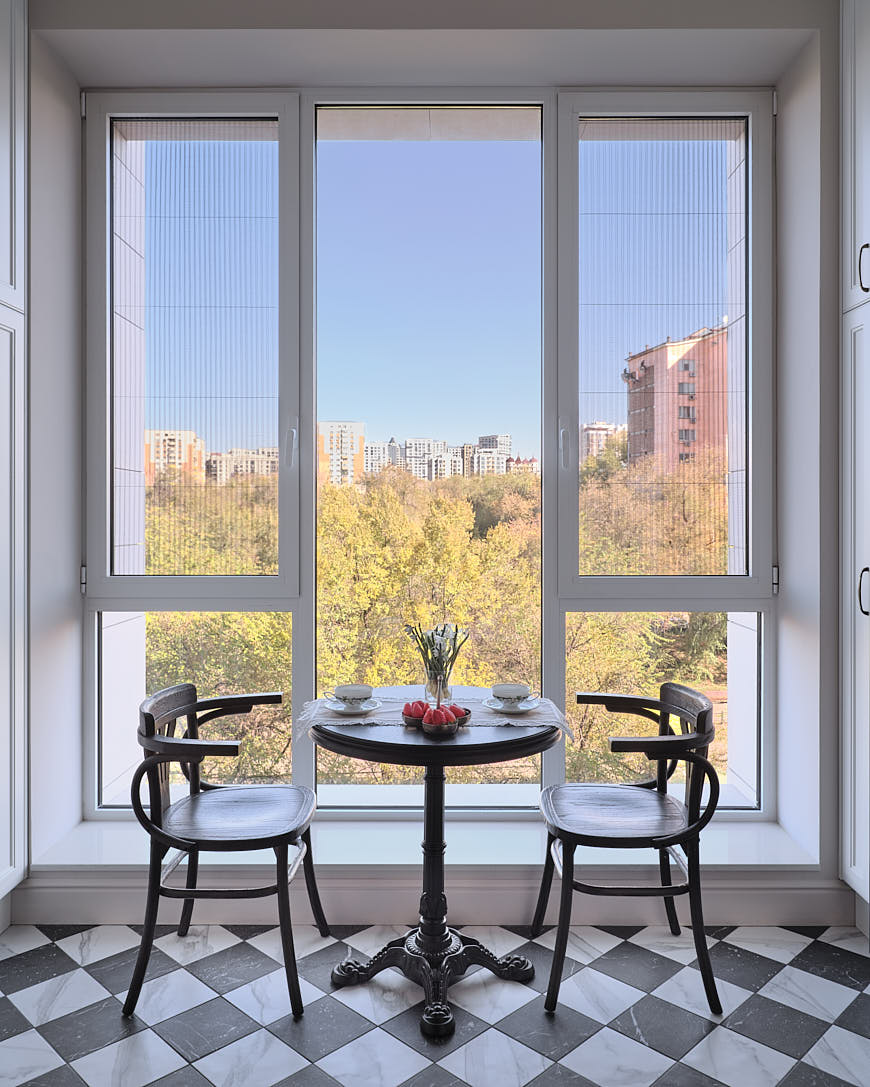 cuisine avec moulures et sol à damier noir et blanc appartement Kazakhstan décoration classique chic cuisine avec moulures et sol à damier noir et blanc appartement Kazakhstan décoration classique chic