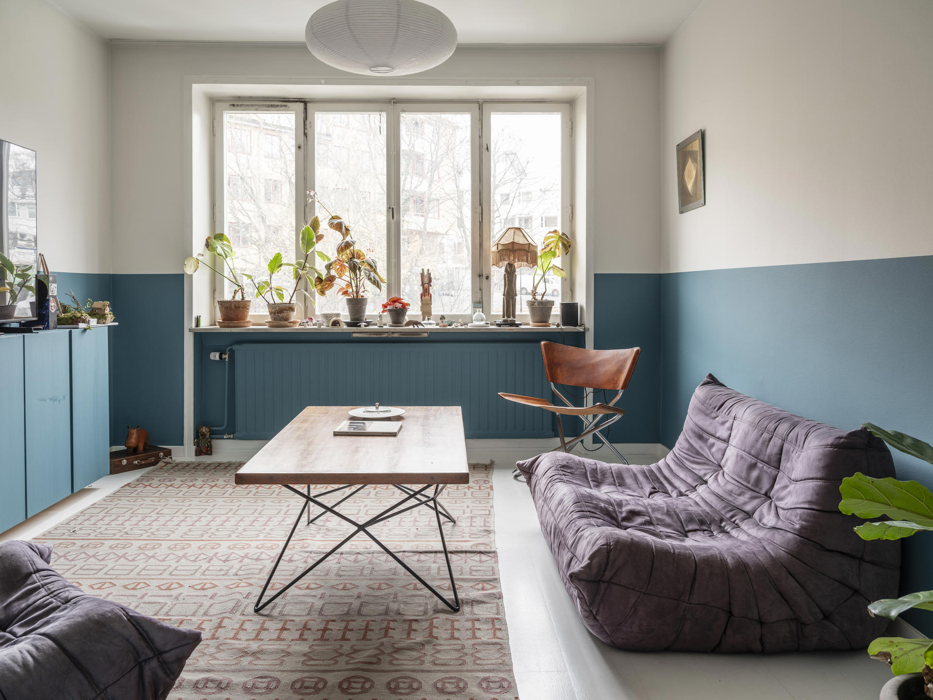 salon canapé Togo violet murs bleus deux-pièces vintage de 44m2 style scandinave mid-century salon canapé Togo violet murs bleus deux-pièces vintage de 44m2 style scandinave mid-century