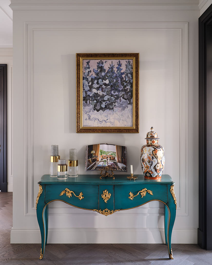 entrée avec moulures et console baroque appartement Kazakhstan décoration classique chic entrée avec moulures et console baroque appartement Kazakhstan décoration classique chic