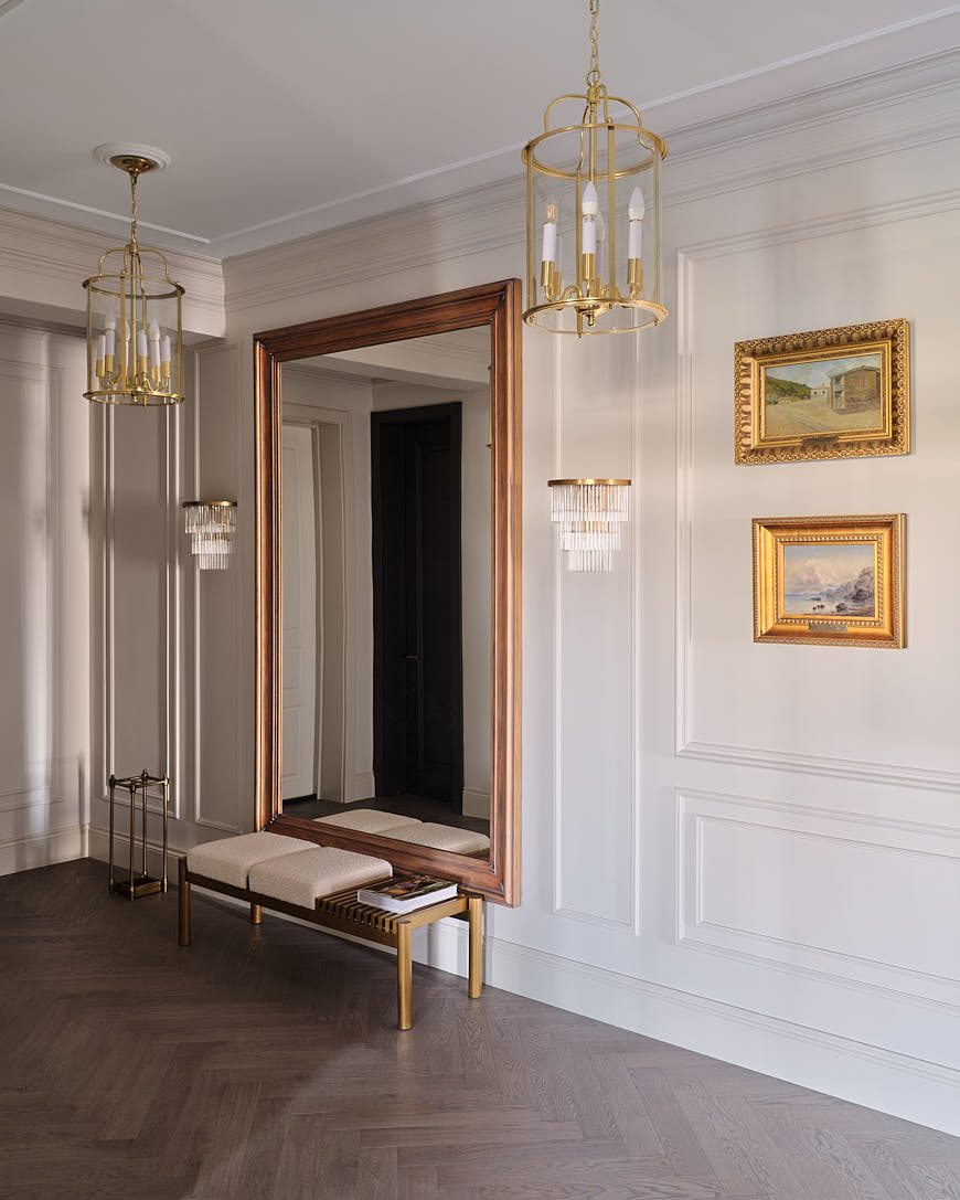 entrée avec moulures et miroir doré appartement Kazakhstan décoration classique chic entrée avec moulures et miroir doré appartement Kazakhstan décoration classique chic