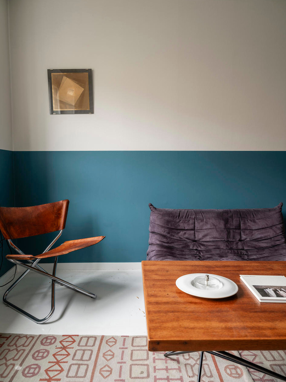 salon canapé Togo violet murs bleus deux-pièces vintage de 44m2 style scandinave mid-century salon canapé Togo violet murs bleus deux-pièces vintage de 44m2 style scandinave mid-century