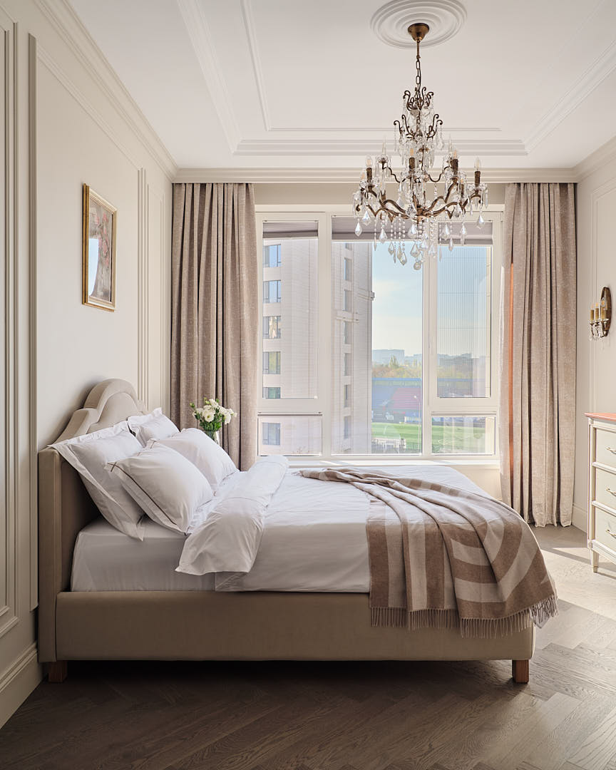 chambre beige avec moulures appartement Kazakhstan décoration classique chic chambre beige avec moulures appartement Kazakhstan décoration classique chic